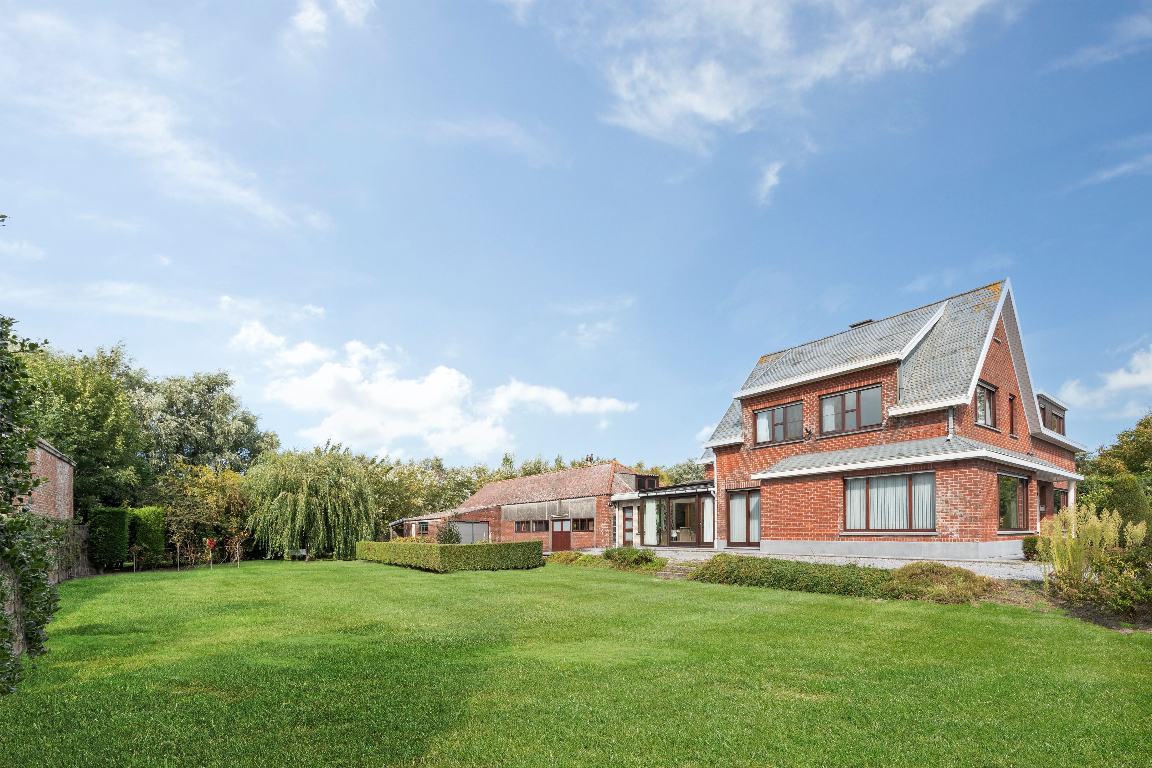 Ruime GEZINSWONING met aangename tuin + GARAGE + LOODS grenzend aan park, vlakbij zee!* foto {{pictureIndex}}