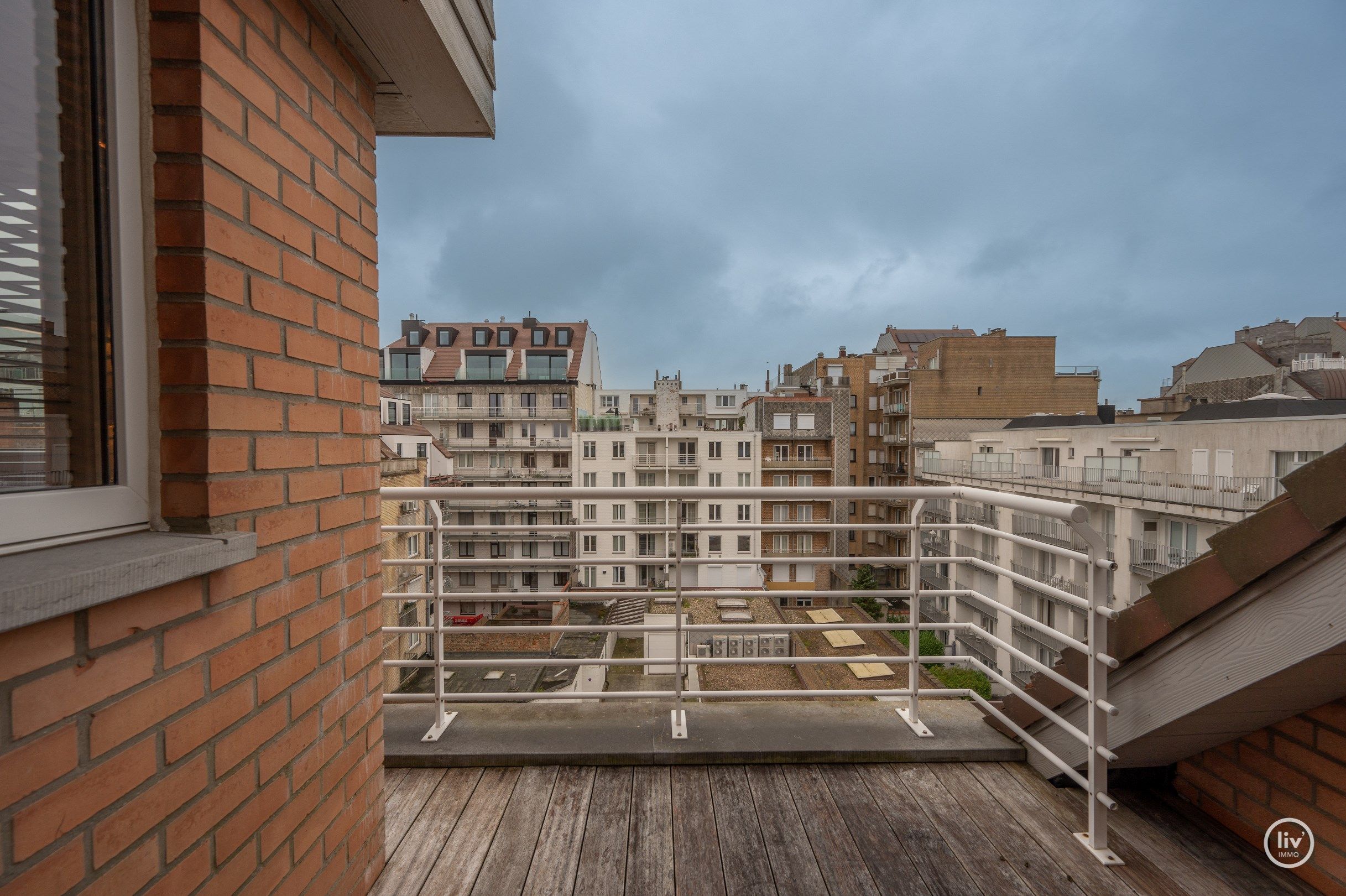 Uniek afgewerkt duplex dakappartement met mooie terrassen gelegen aan de zuidkant van de Kustlaan, vlakbij het Driehoeksplein.  foto 29