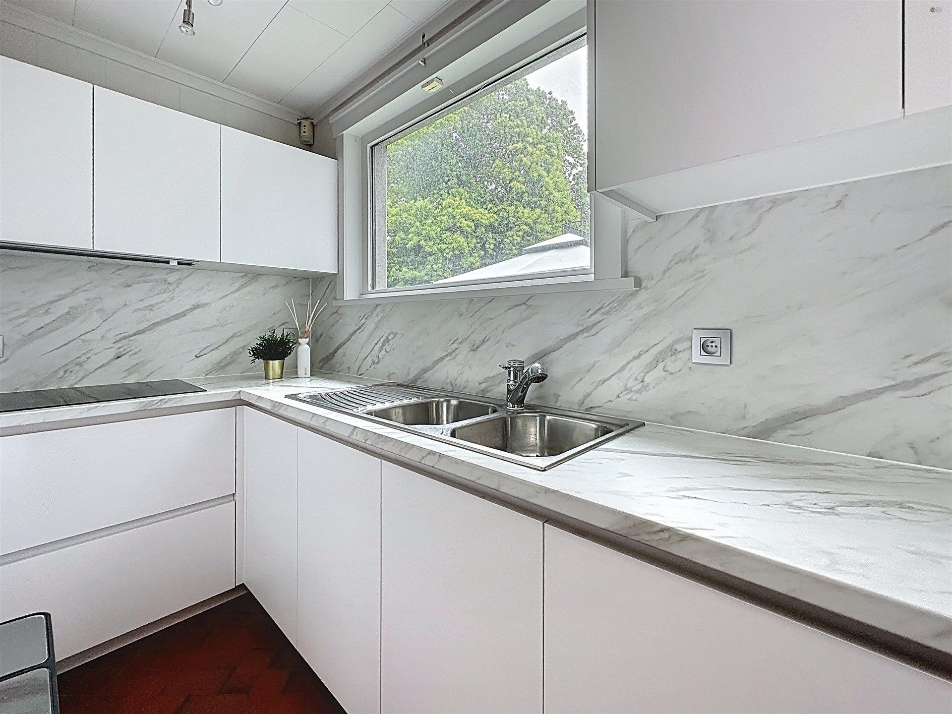 Charmante ruime woning met 4 slaapkamers en bijgebouw (40m²) op perceel van 290m² foto 6