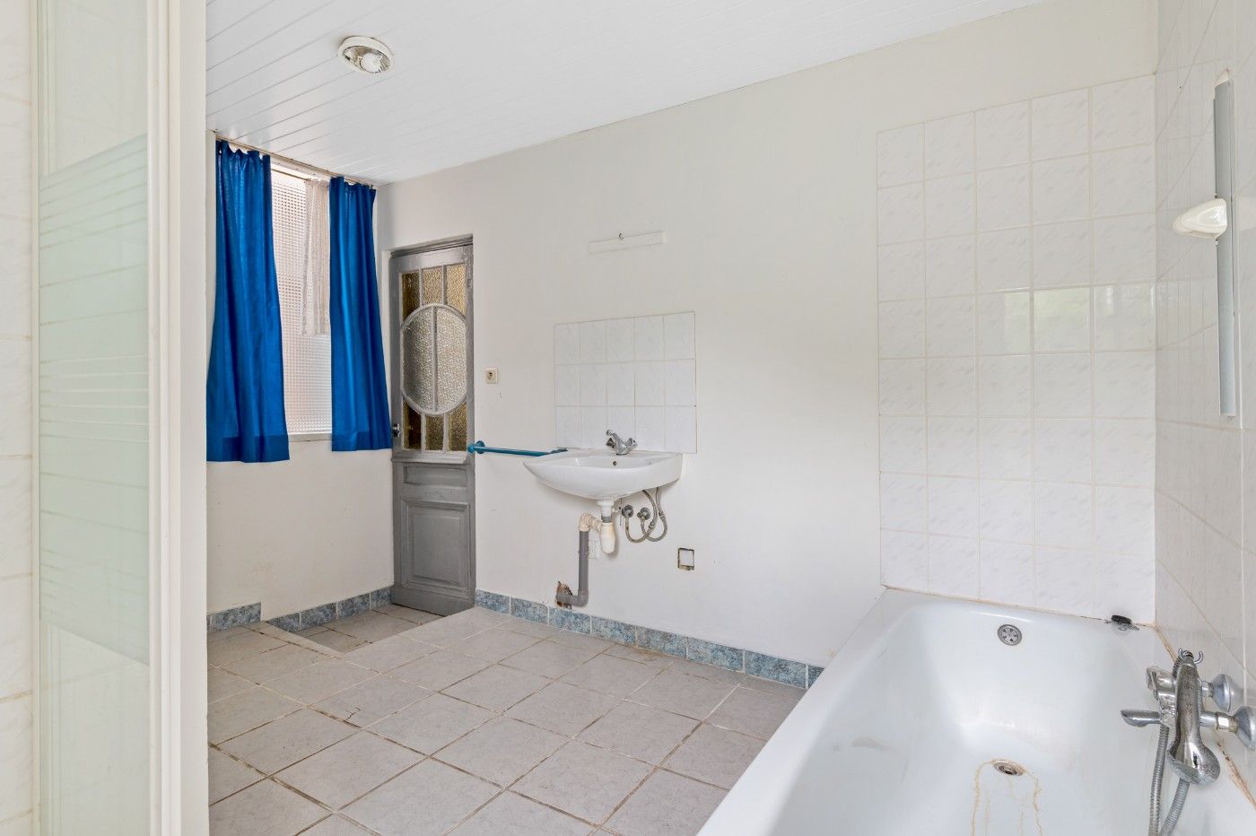 Charmante, te renoveren woning met 2 slpk. en tuin foto 12