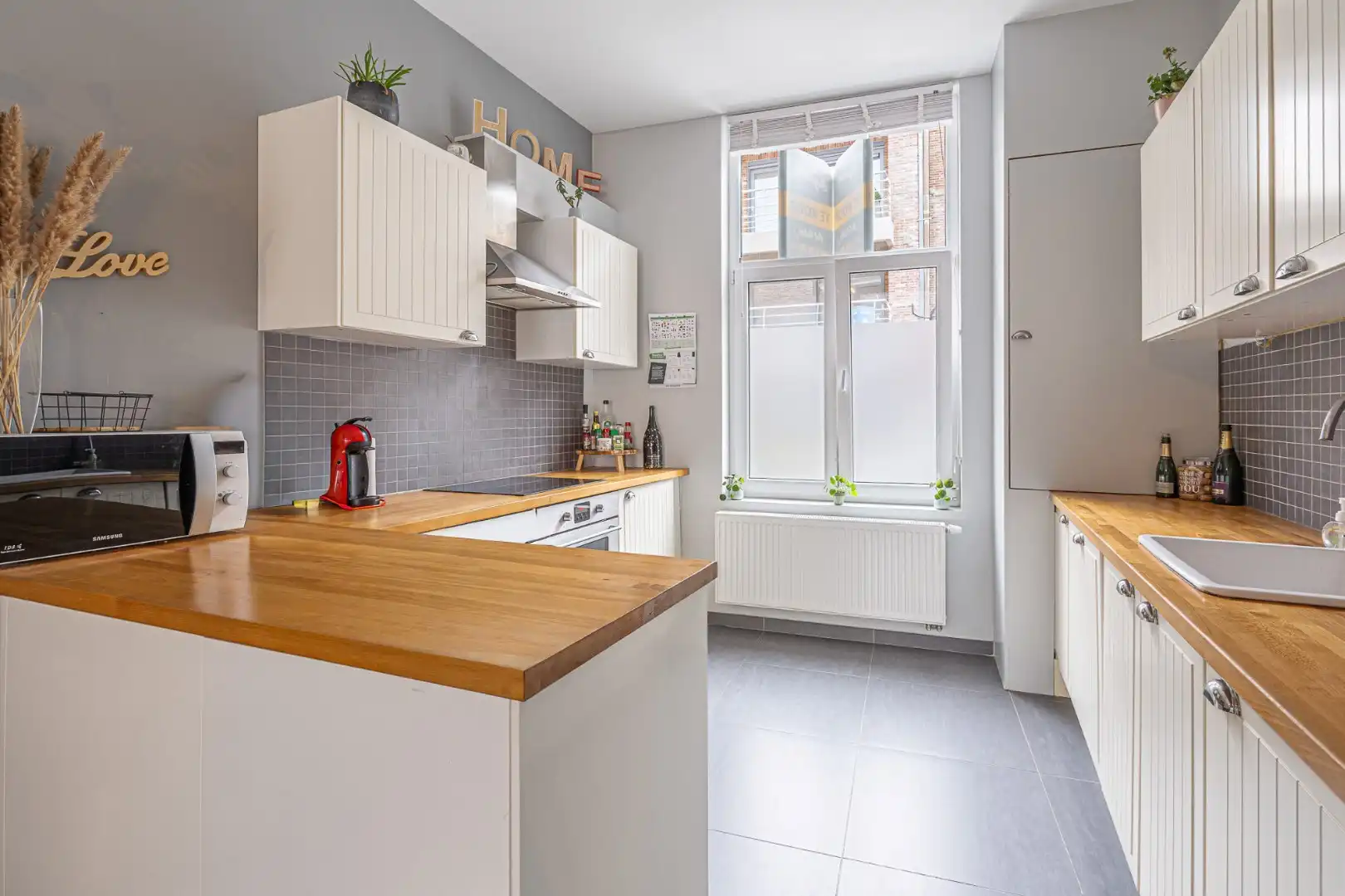 Instapklare karaktervolle woning met 4 slaapkamers en stadstuin in Roeselare foto 7