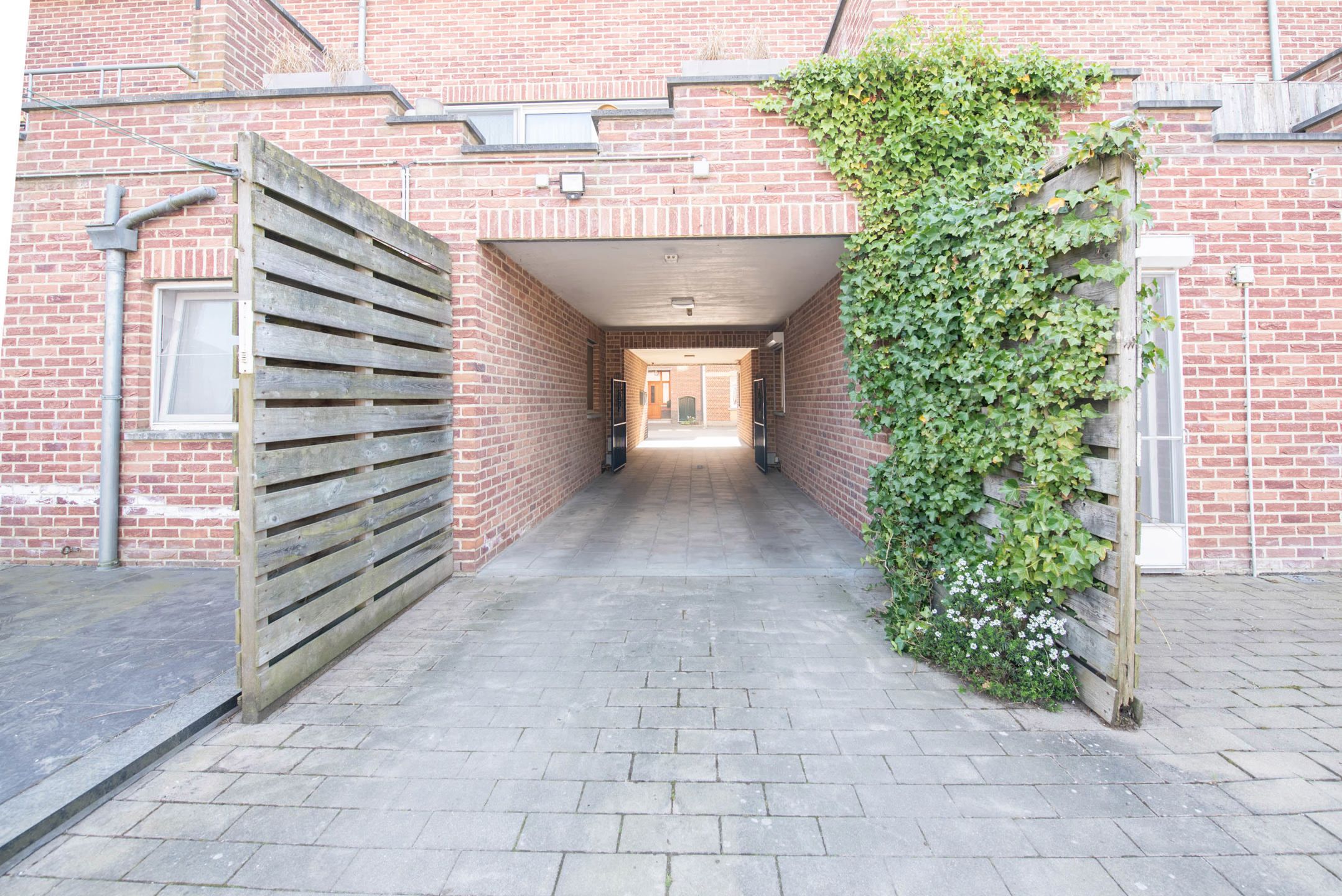 Gelijkvloers appartement met terras & autostandplaats foto 2