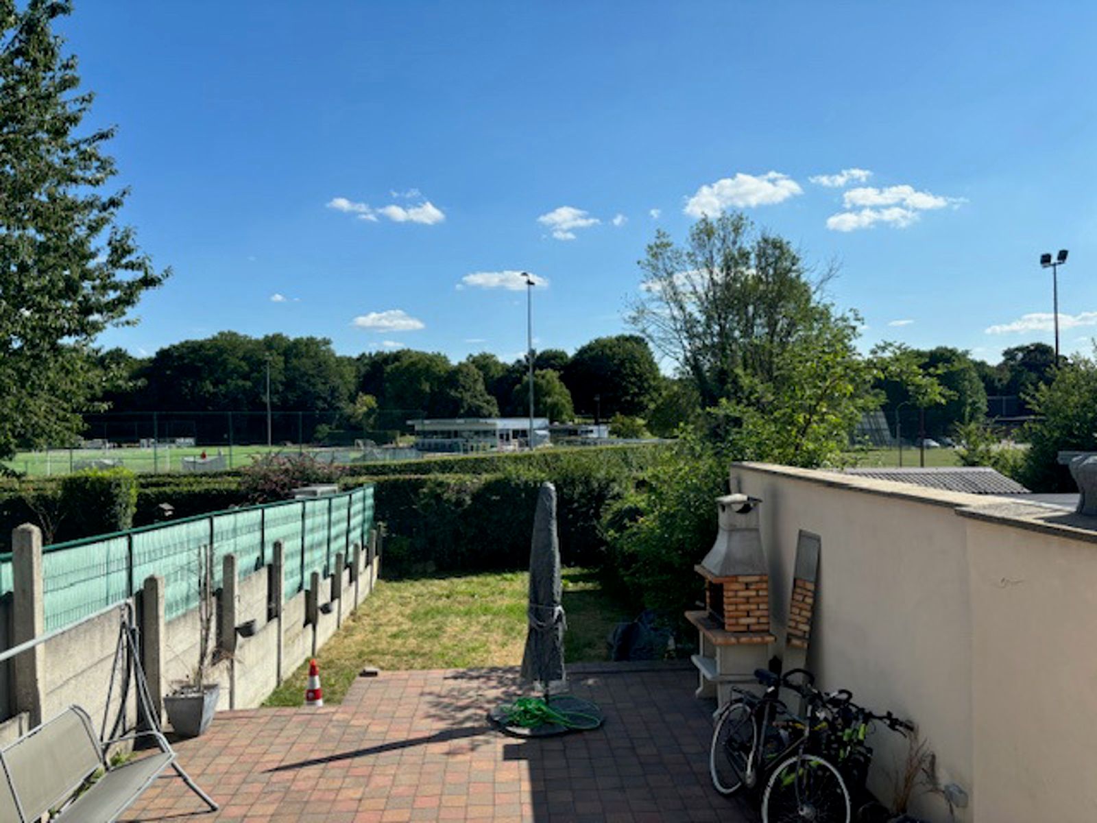 Woning met zij ingang en een prachtig zicht op de sportvelden te Landen foto 13