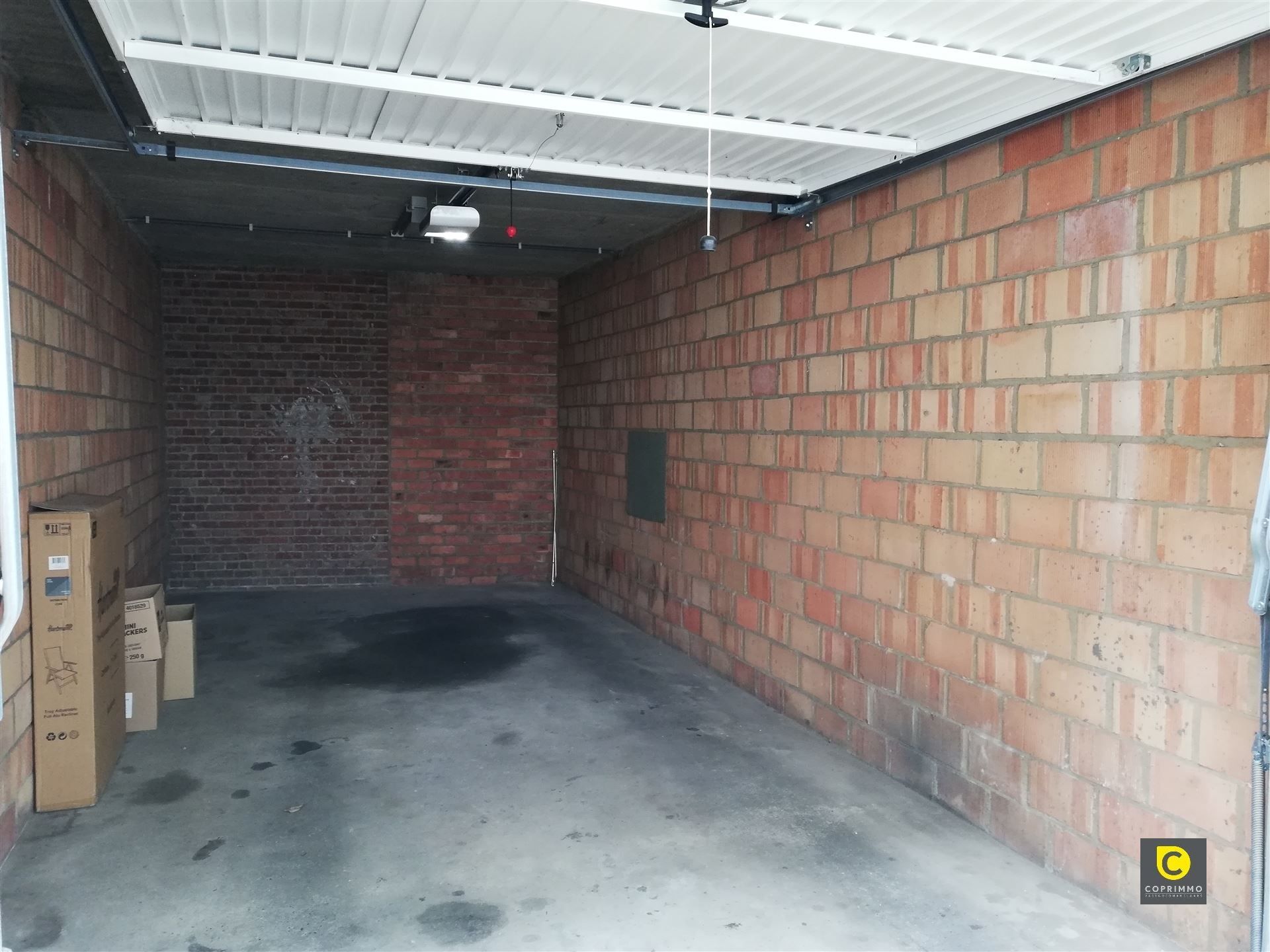 Bovengrondse garagebox met elektrische poort op zeer centrale locatie foto 3