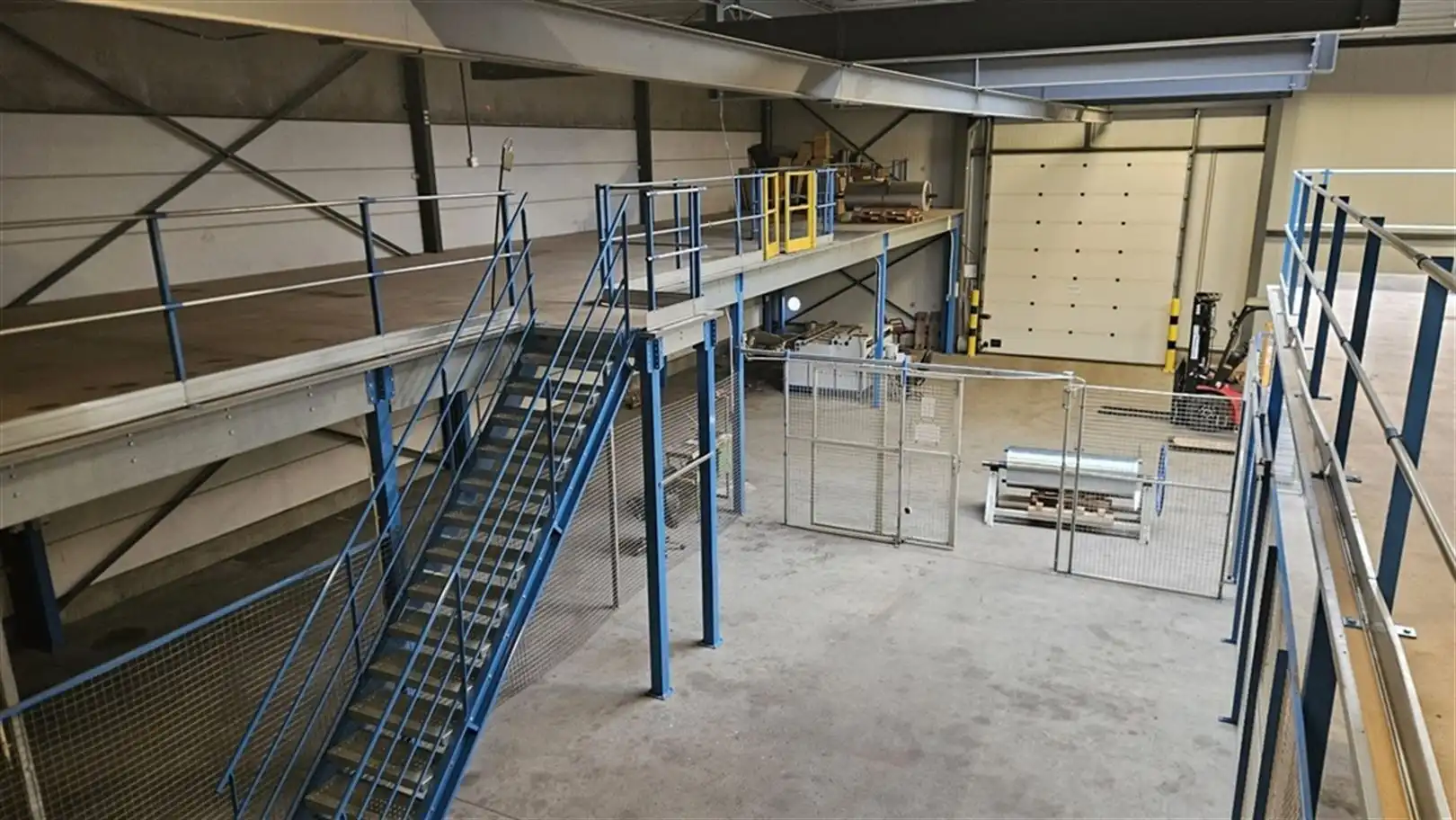 Magazijn met verhard terrein foto 10