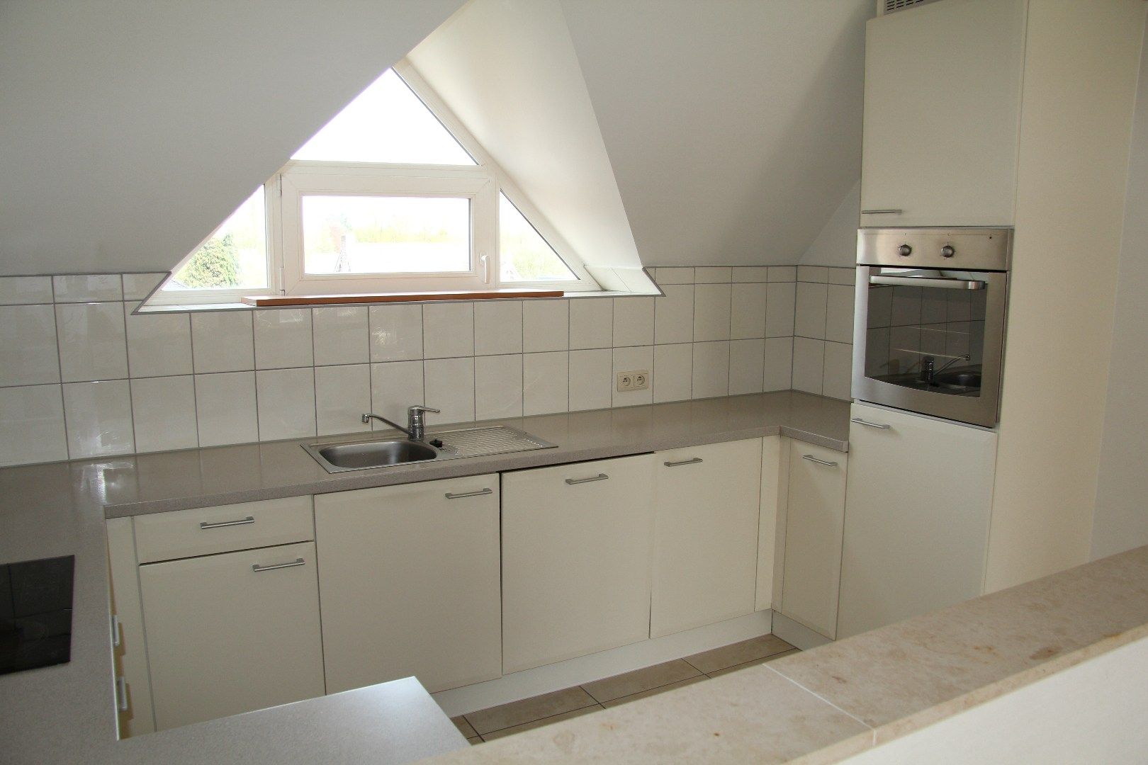Ruim dakappartement met 2 slk, terras en garage foto 7