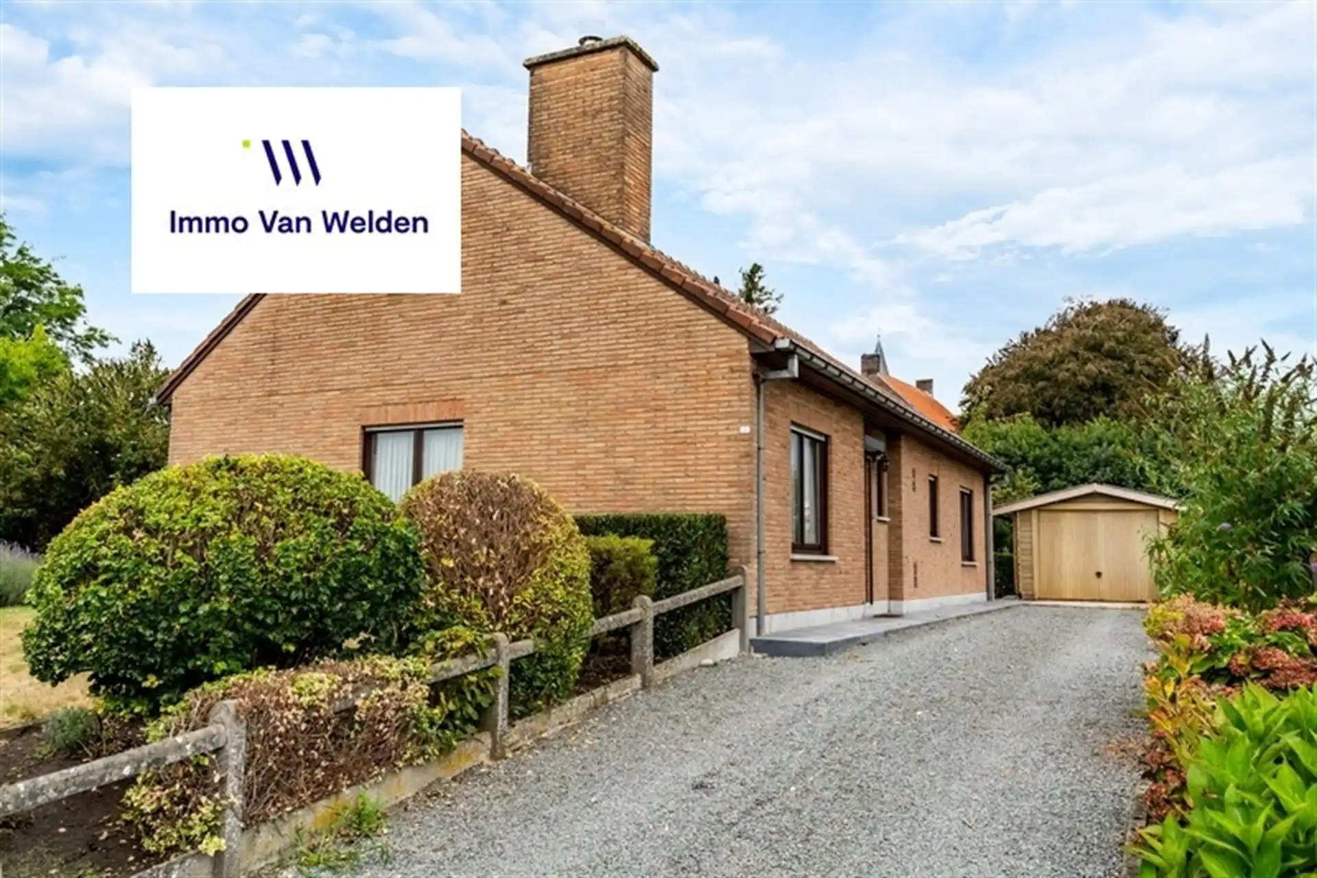 Vrijstaande woning met garage, veranda  en tuin foto 2