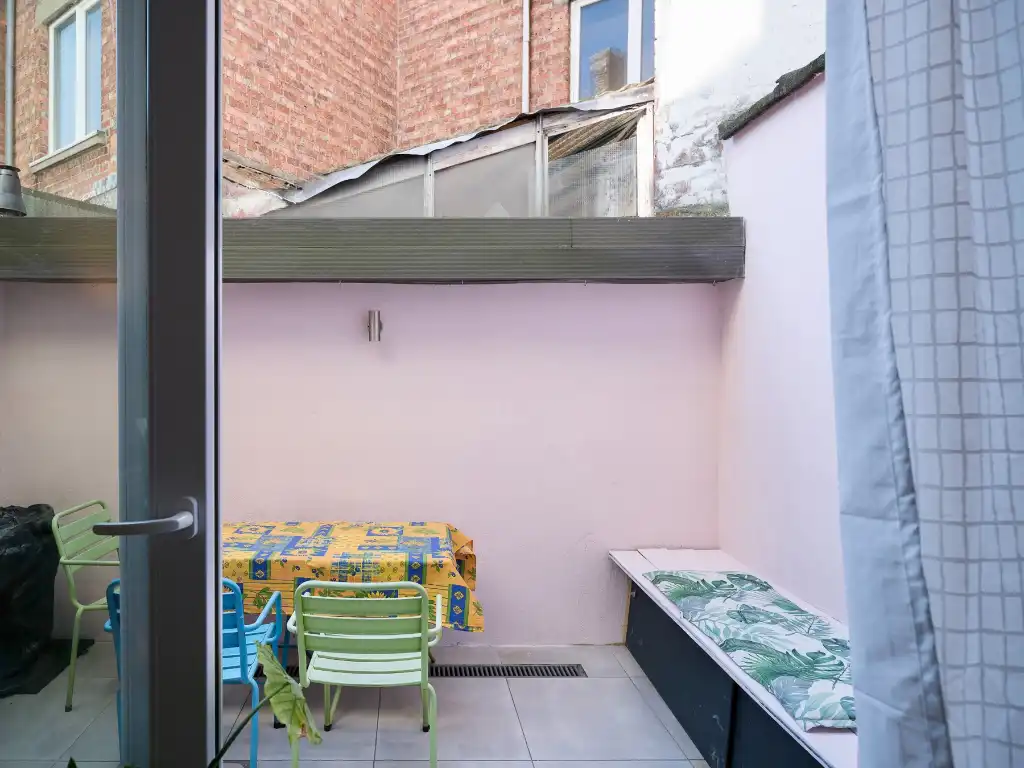 Lichtrijke stadswoning met 3 slaapkamers en buitenruimte, gelegen in een rustige straat op korte afstand van het centrum van Gent. foto 3