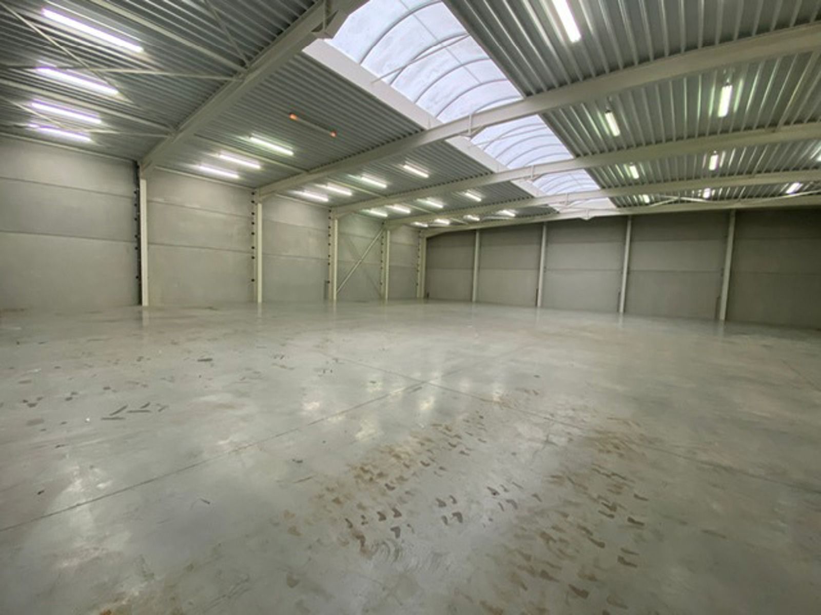 Bedrijfsgebouw te Bree foto 3