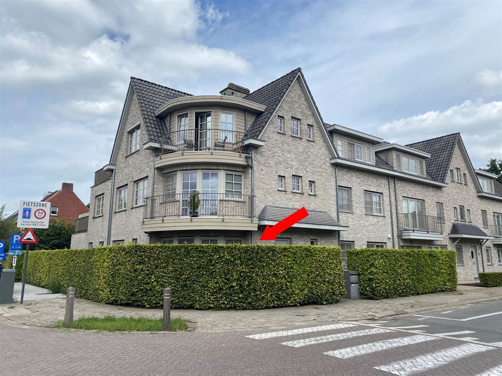 Gelijkvloers appartement met garagestaanplaats foto {{pictureIndex}}