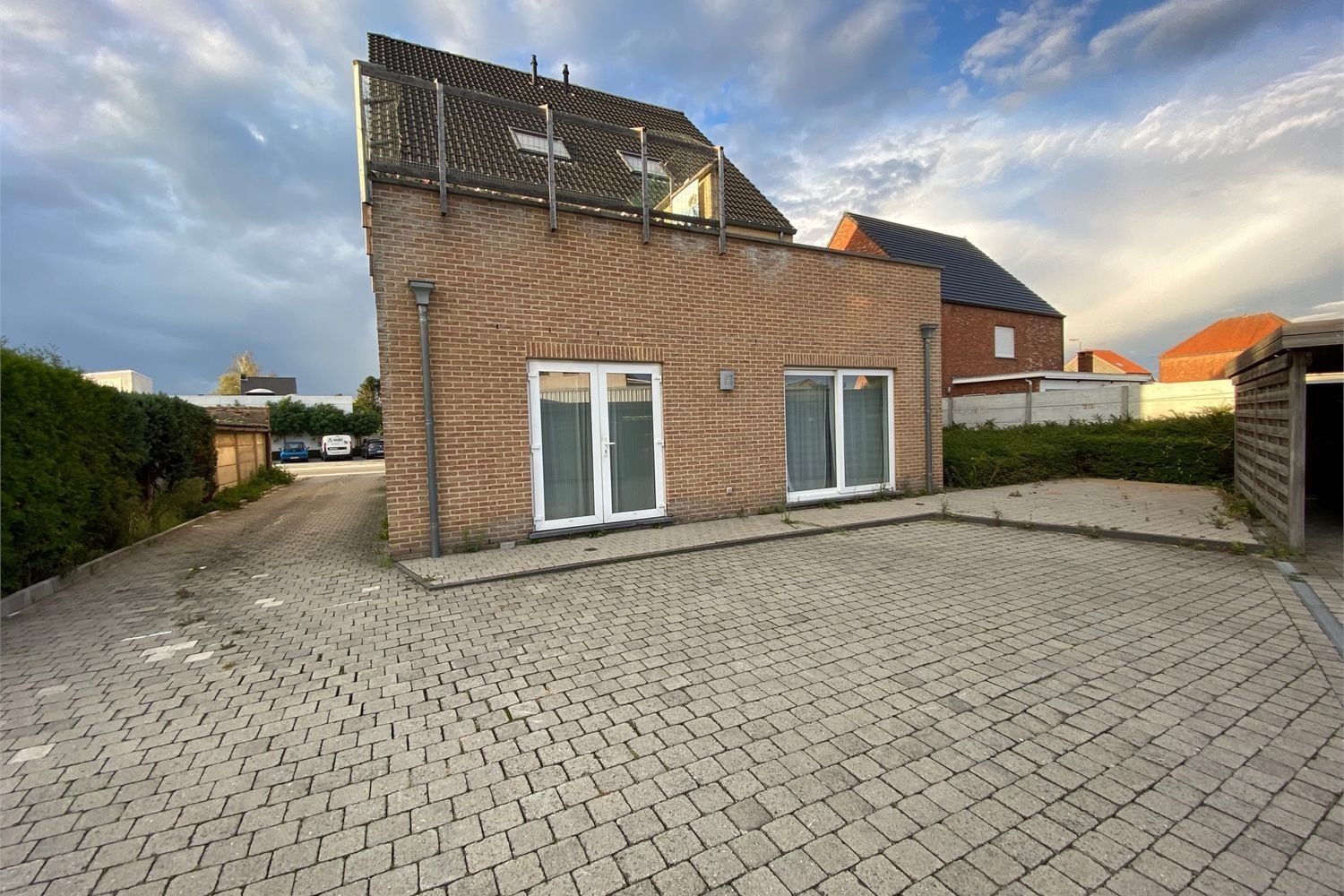 Ruim gelijkvloers appartement met terras en carport. foto 3