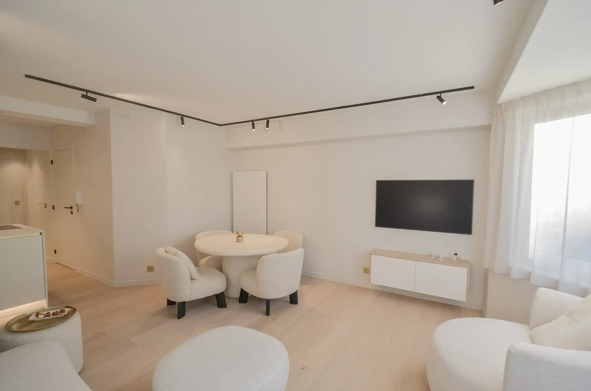 Stijlvol volledig gerenoveerd appartement  op wandelafstand van de zee én het commercieel centrum. foto 4