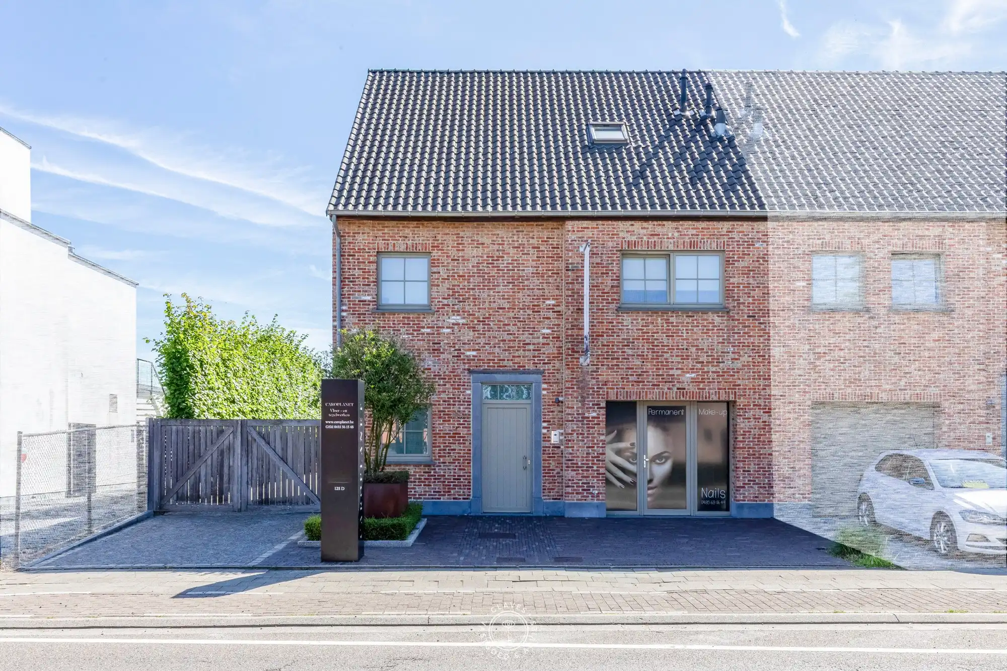 Luxueuze gezinswoning met praktijkruimte en achterliggend magazijn foto {{pictureIndex}}