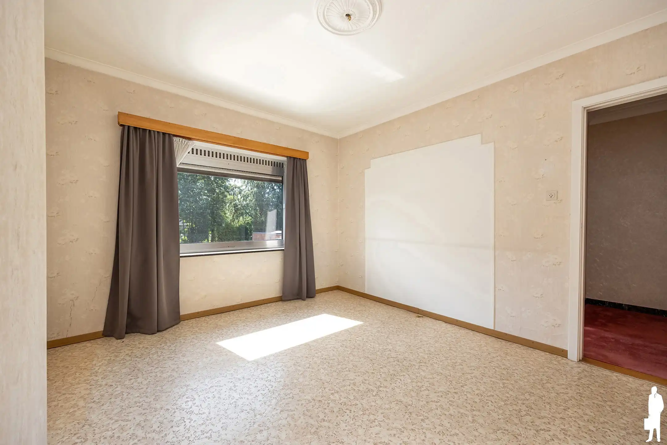 Gezinswoning met veranda, garage en tuin op topligging  foto 9