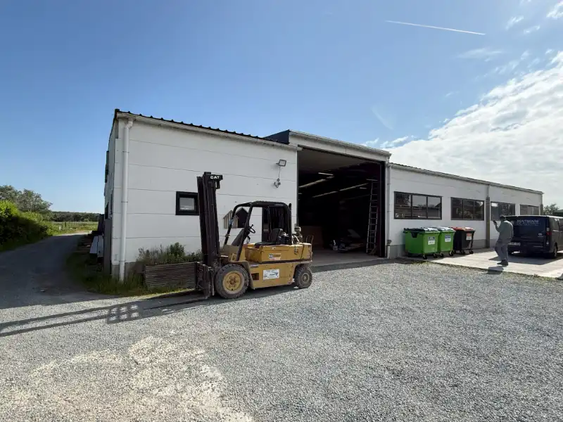 Bedrijfsgebouw met magazijn te koop foto {{pictureIndex}}