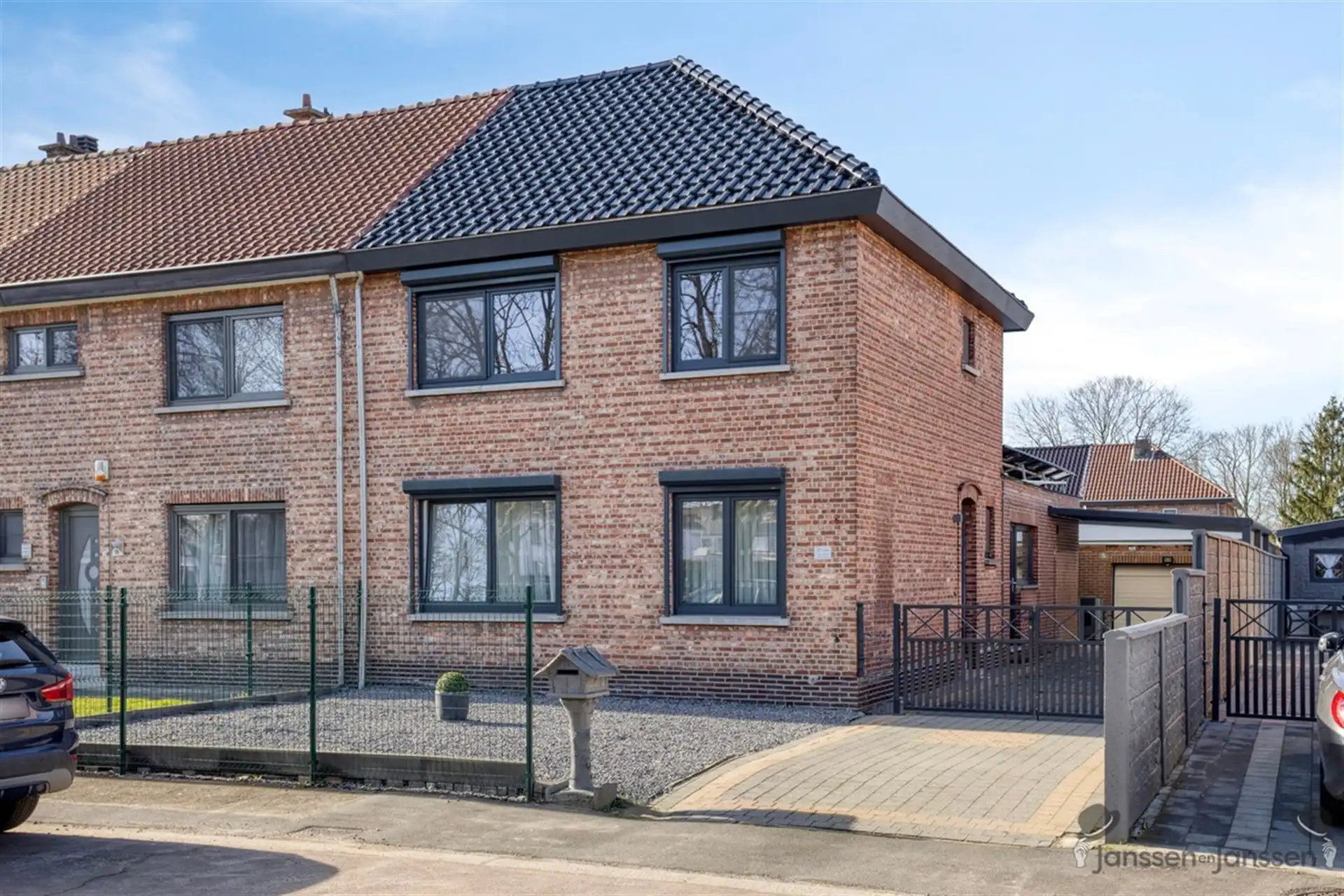 Volledig gerenoveerde HOB op topligging aan rustig pleintje te Genk foto 2