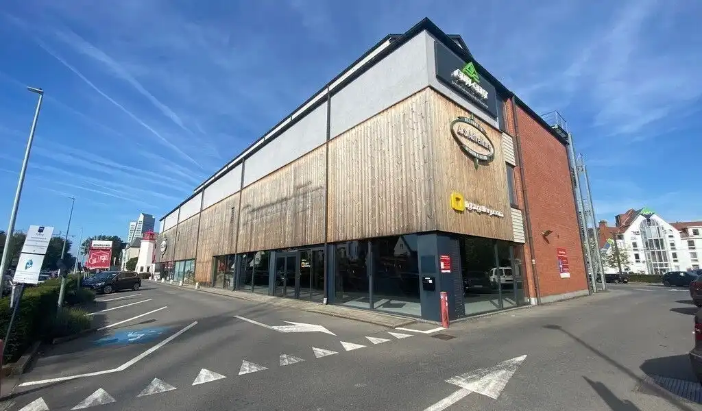 Winkel te huur langs Kortrijksesteenweg rechtover Maaltebruggepark te Gent foto {{pictureIndex}}