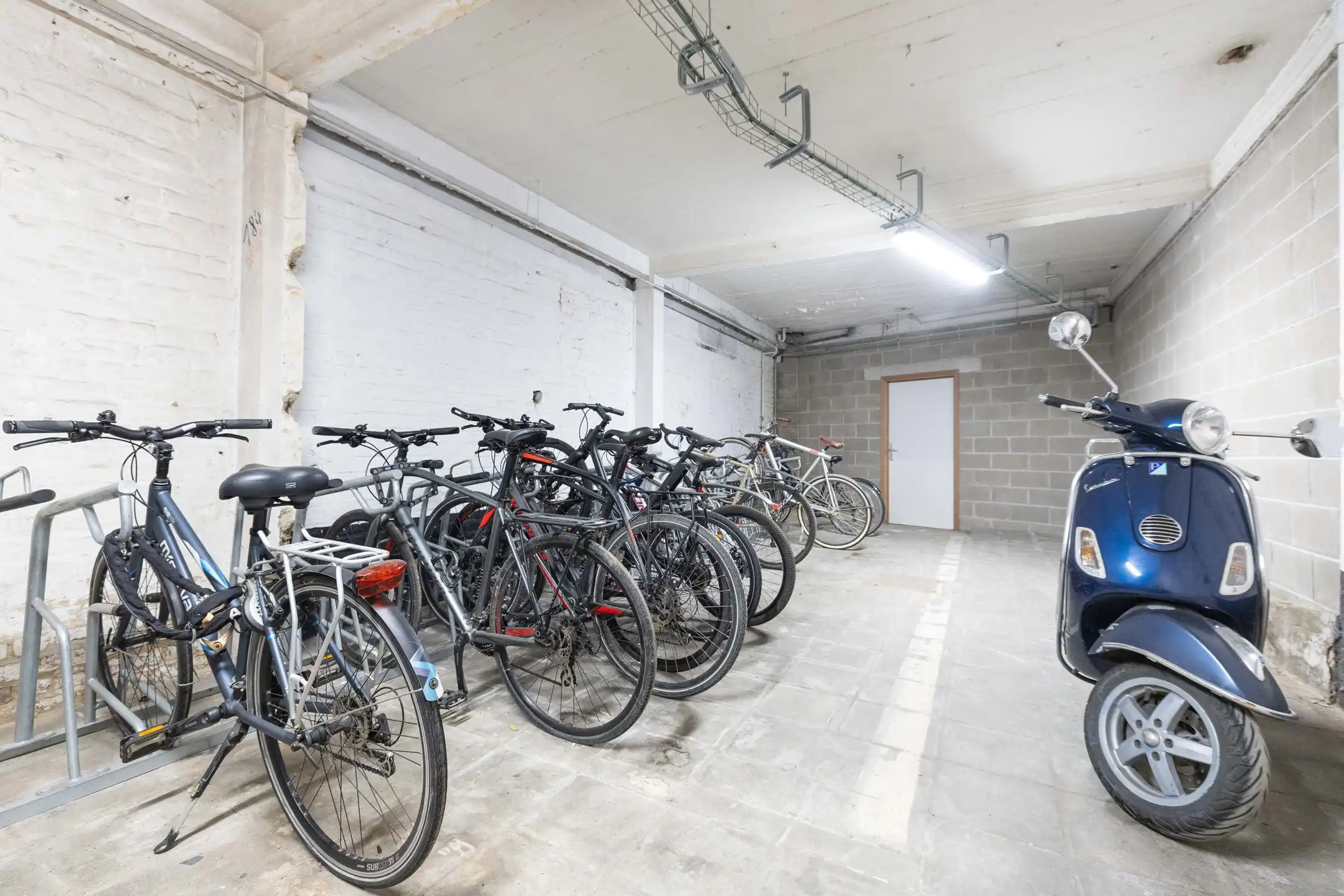 Dichtbij Louizalaan rustig aan de achterzijde van het gebouw foto 21