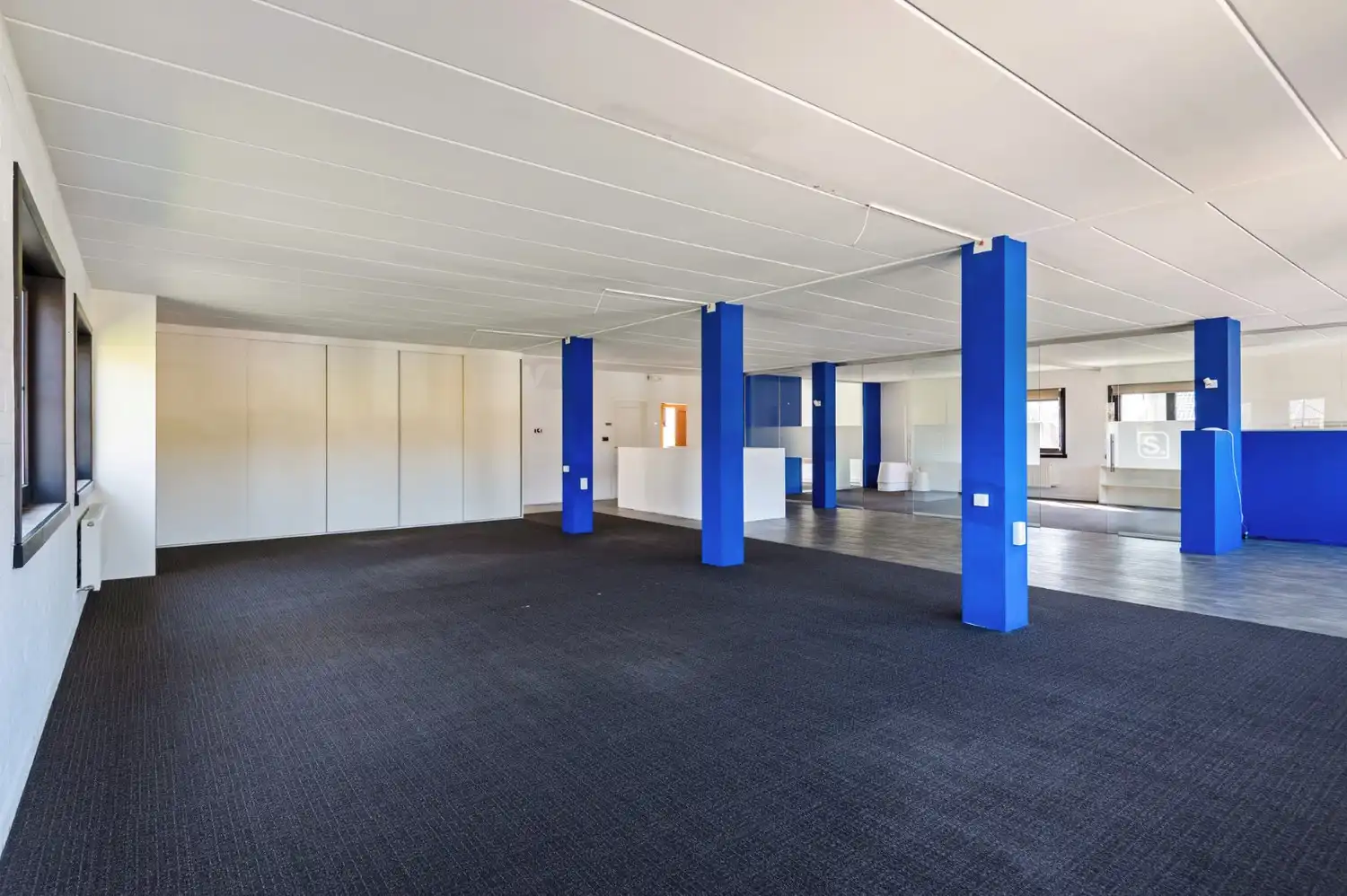 VERZORGD KANTOORGEBOUW MET PARKING! foto 3