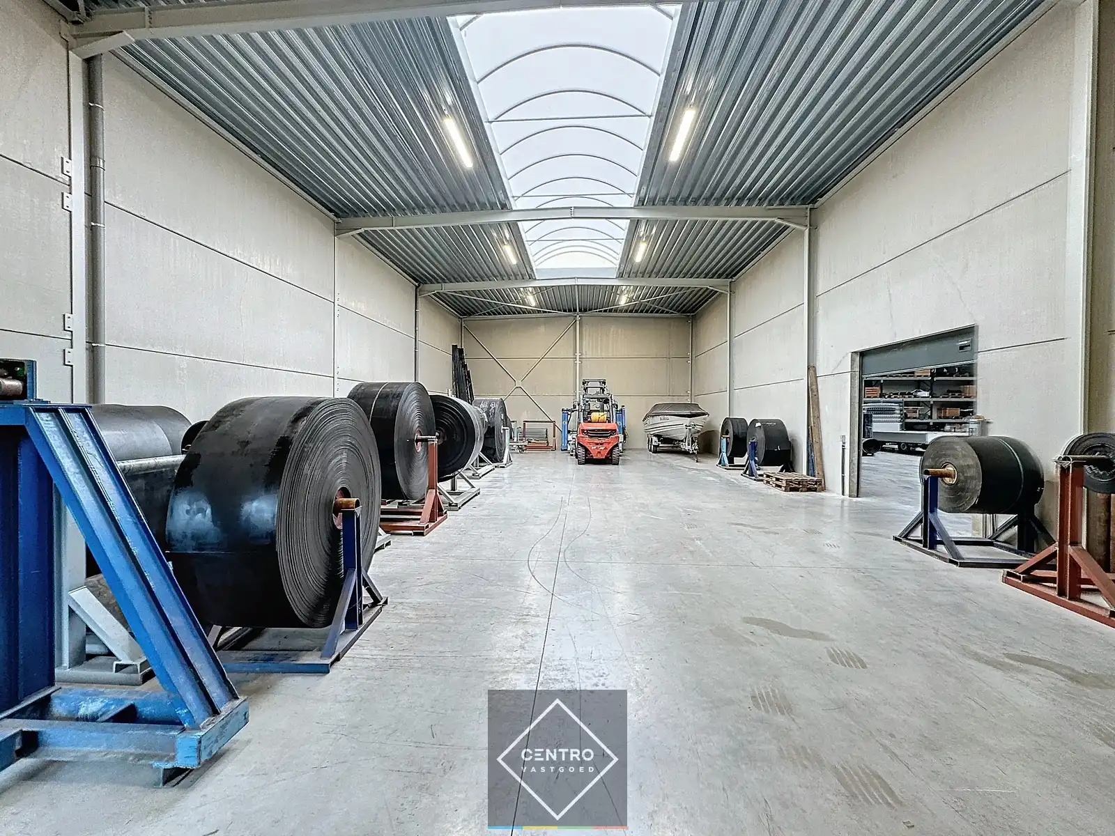 NB MAGAZIJN / OPSLAGRUIMTE (292m²) TE HUUR met volledige overspanning en hoge sectionaalpoort. Parkings voor de deur. foto 5