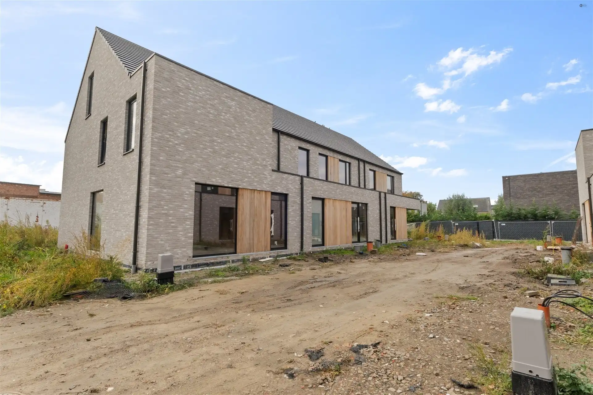 Ruime rijwoning met uitweg langs achter foto 7