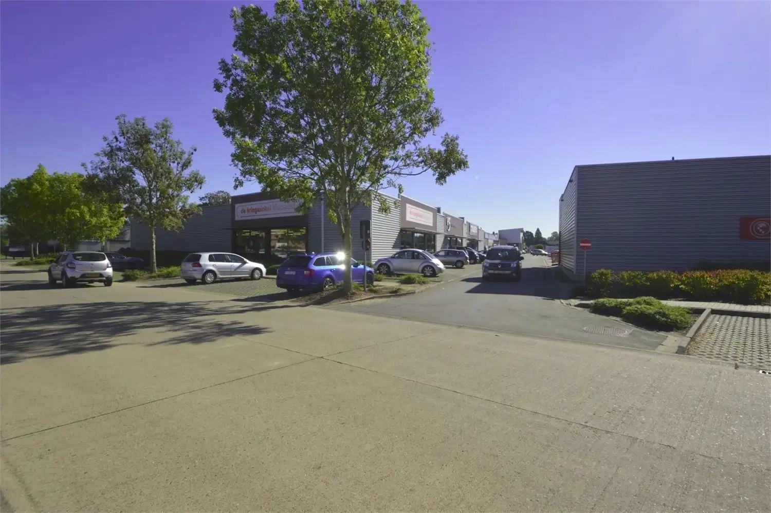 MODERN COMMERCIEEL GEBOUW MET GEMEENSCHAPPELIJKE PARKING foto 2