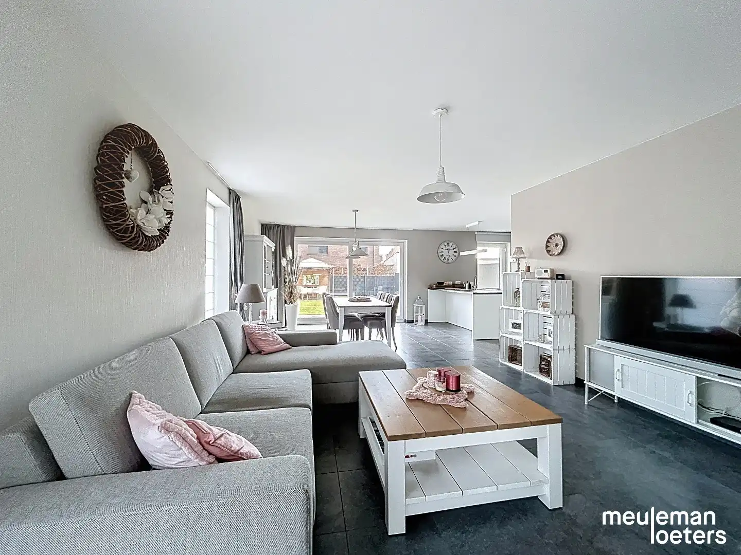 Ruime recente woning met tuin en garage foto 5