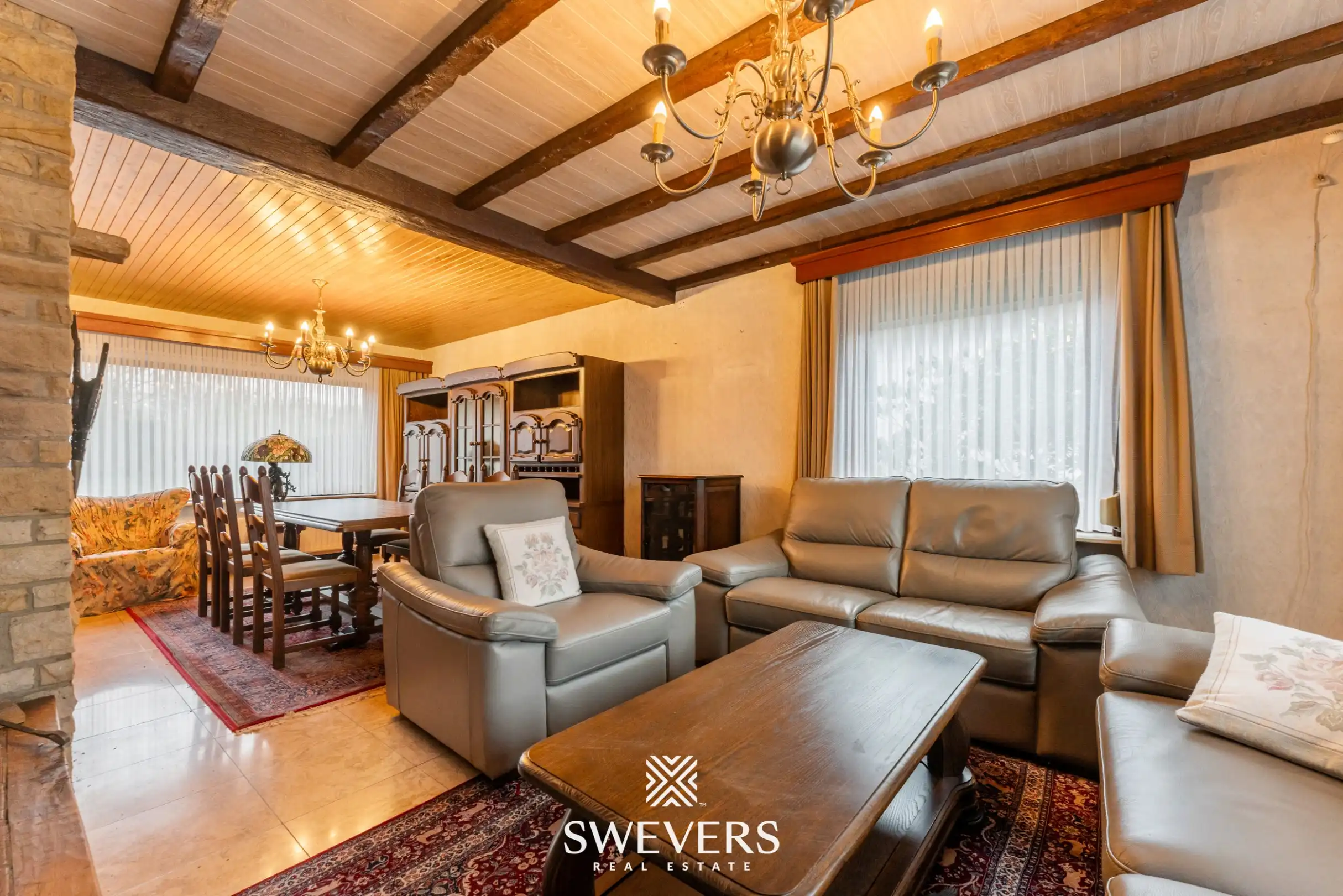 Open bebouwing met drie slaapkamers op uitzonderlijk groot perceel van 1.897 m² foto 3