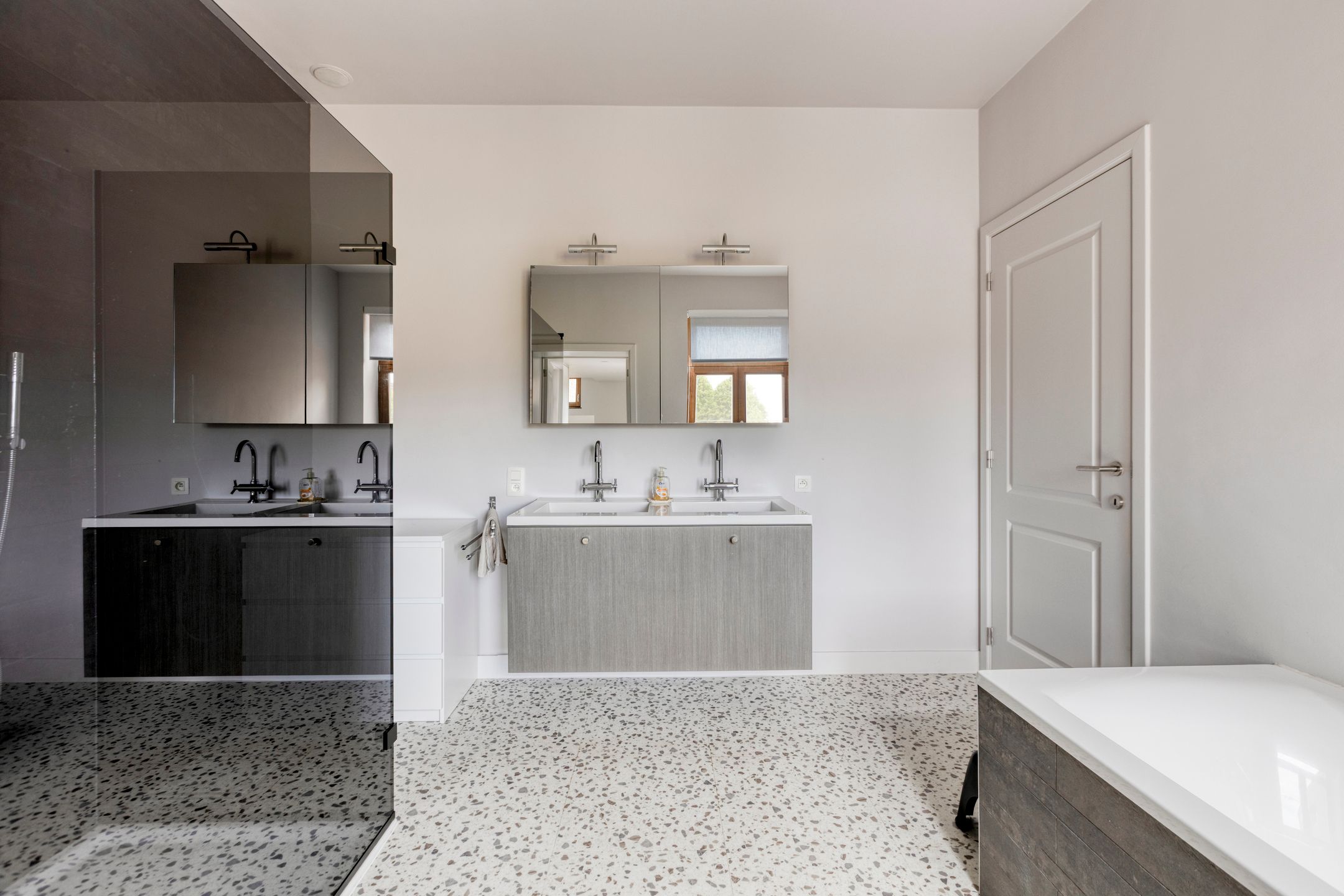 Gerenoveerde herenwoning met garage foto 17