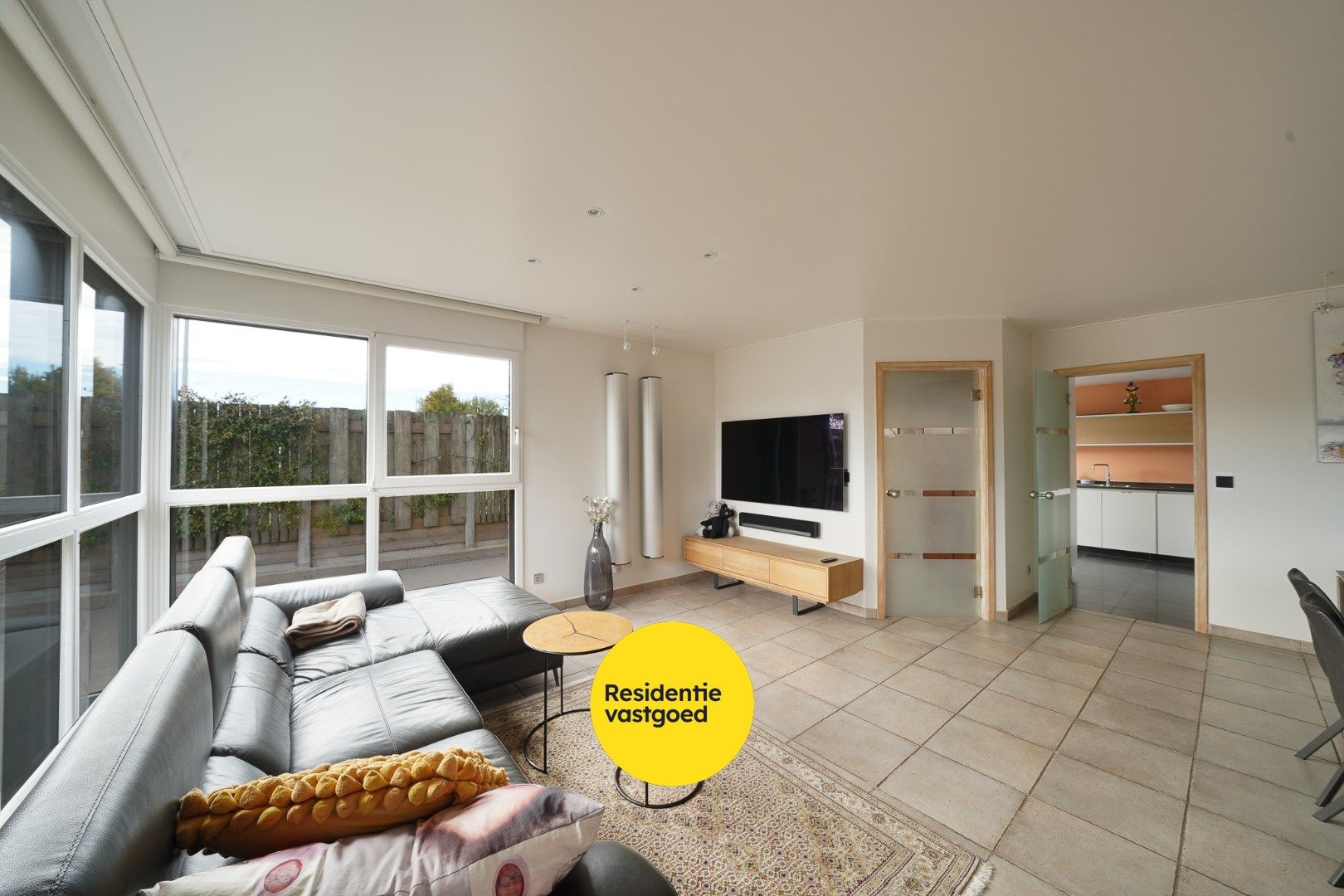 Instapklare halfopen woning met zonnige tuin, aparte garage en tuinhuis foto 5