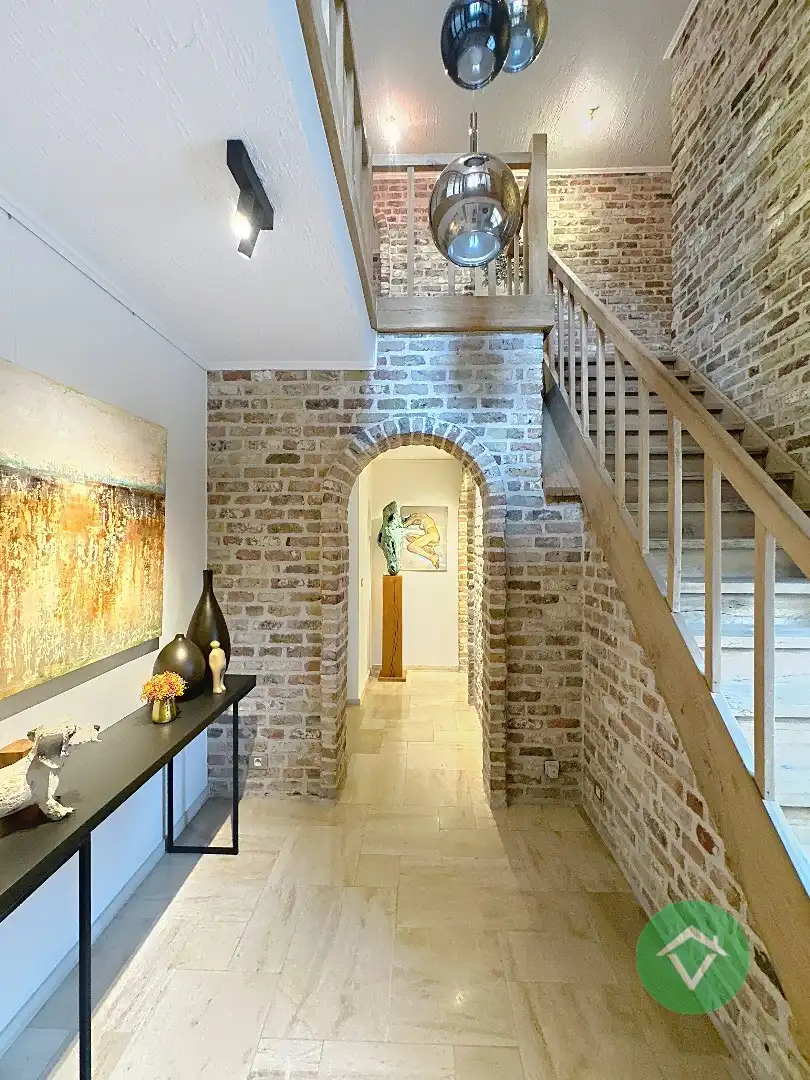 Exclusieve alleenstaande villa met zonnige tuin in een gegeerde woonomgeving te Koekelare foto {{pictureIndex}}