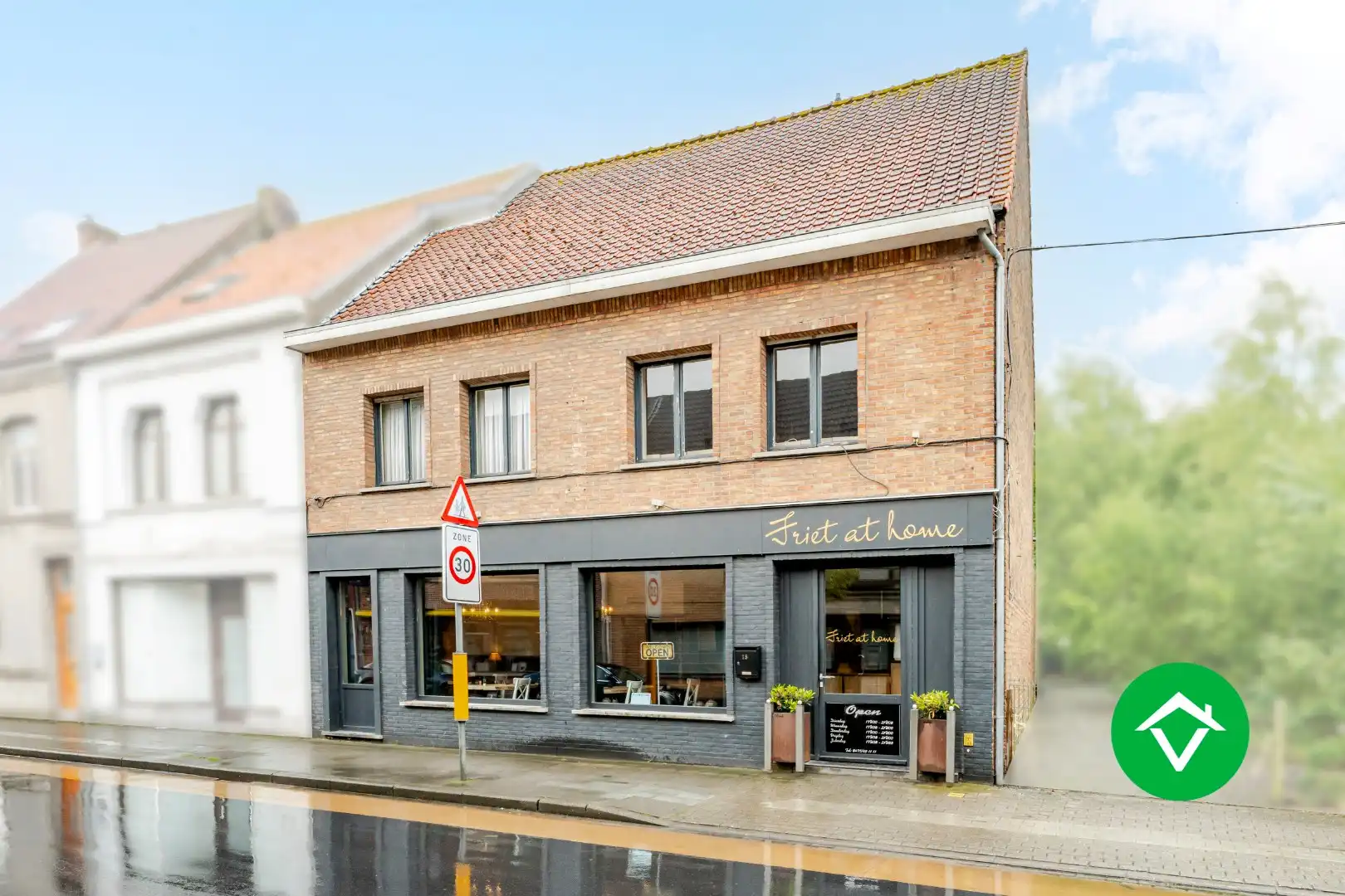 Handelswoning met goeddraaiende frituur te koop in centrum Eernegem foto 2
