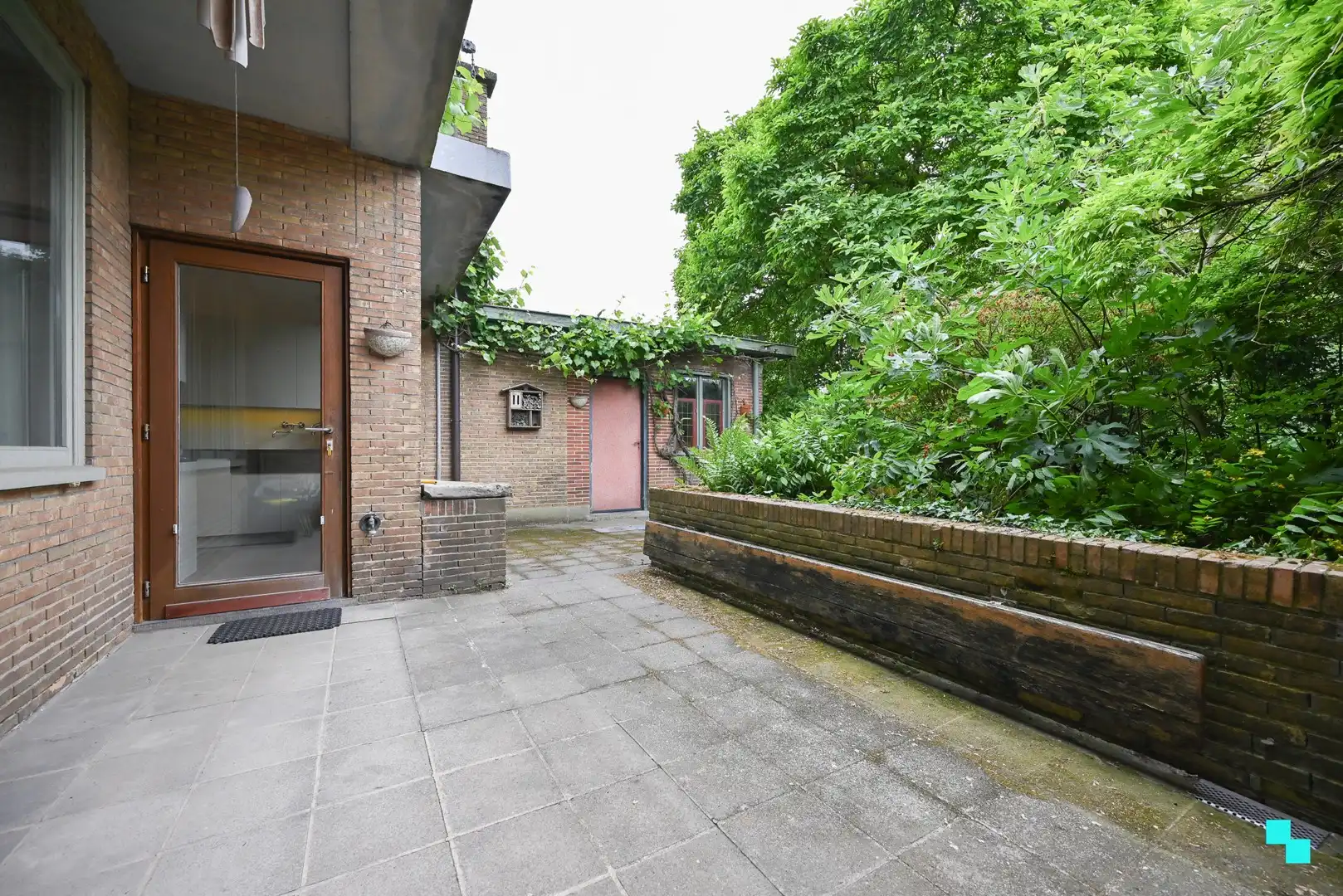 Kleurrijke kubistische burgerwoning in hartje Izegem foto 16