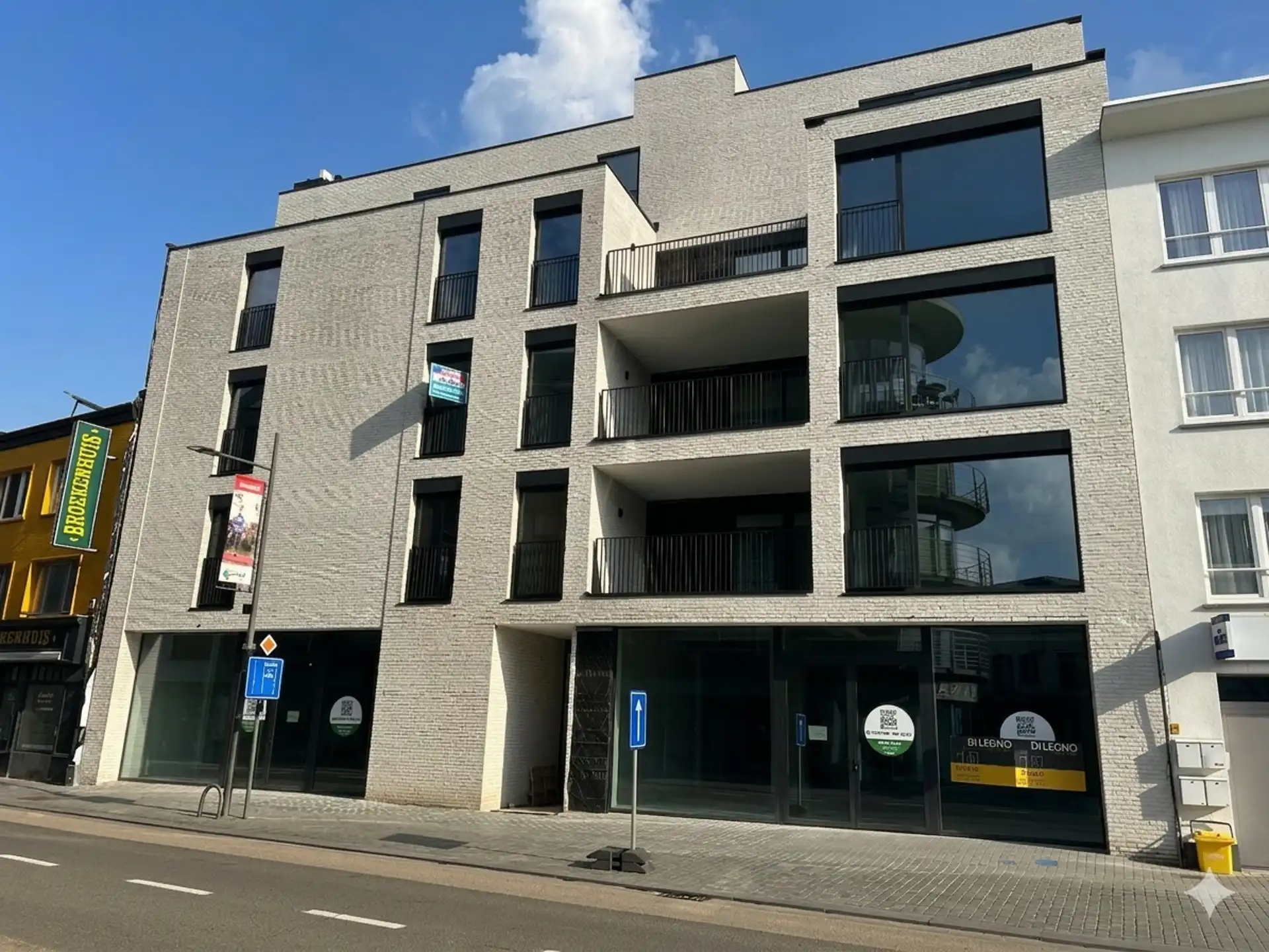 Knap casco handelspand van 184 m² in Residentie "De Voogdij" in het centrum van Mol.  foto 9
