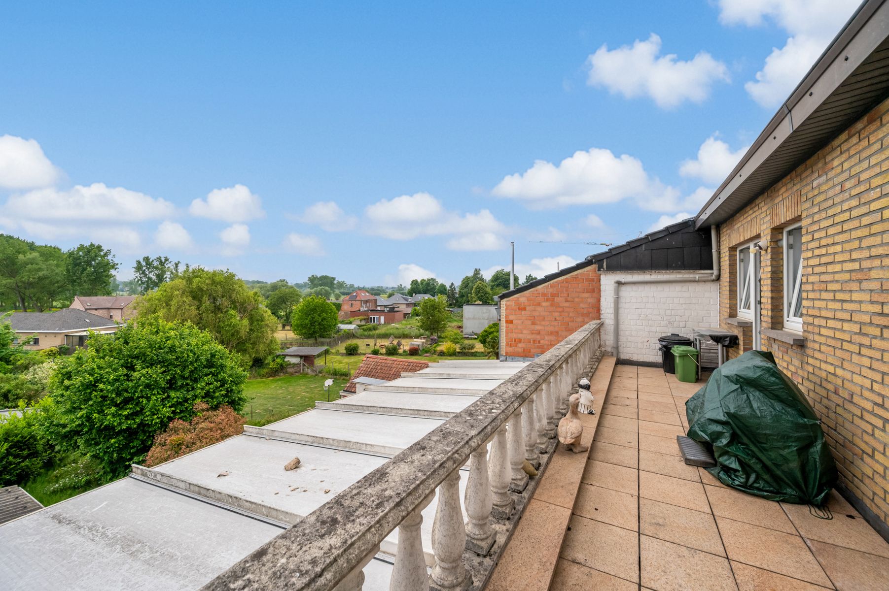 Op te knappen appartement met 2 slaapkamers en terras foto 8