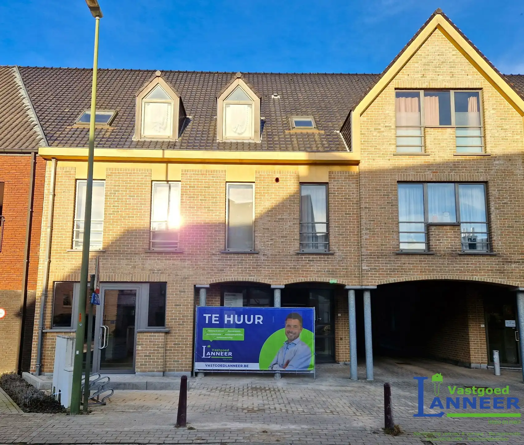 Commercieel gelijkvloers met grote parking nabij het centrum foto {{pictureIndex}}