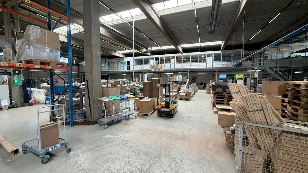 Magazijn met loskades en kantoren te huur vlakbij de haven van Antwerpen foto 4