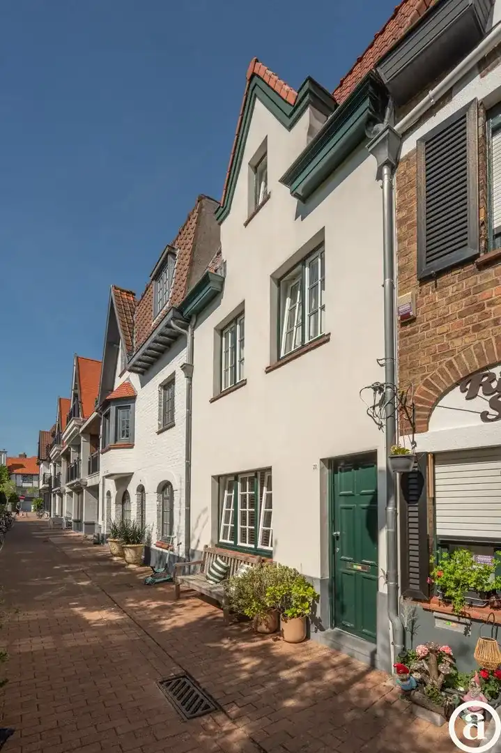 Charmante woning vlakbij Dominicanenkerkje in hartje Zoute. foto {{pictureIndex}}