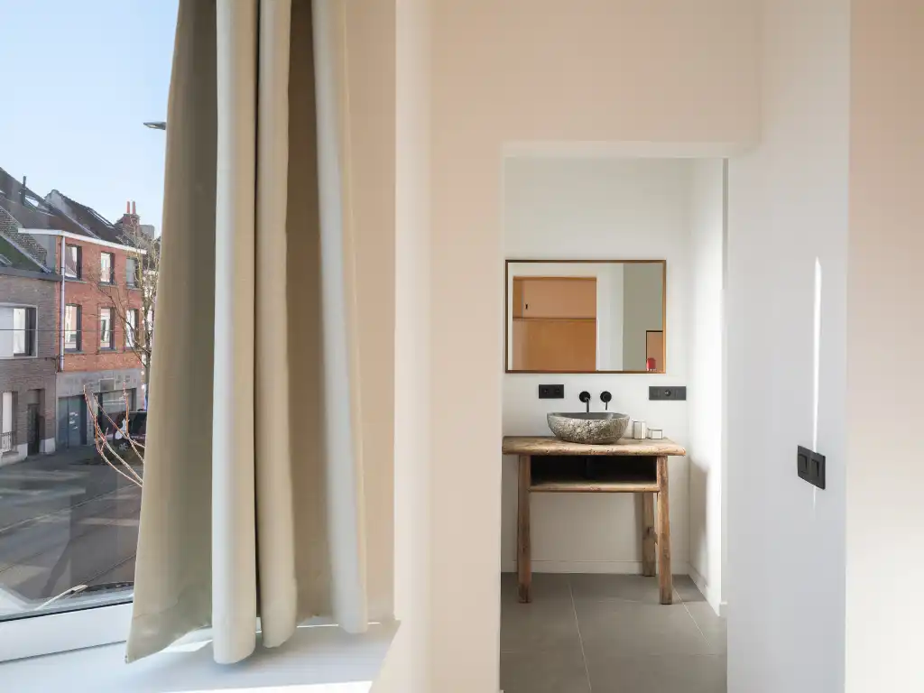 Instapklare en smaakvol gerenoveerde woning (3 slaapkamers – 2 badkamers) met tuin nabij het Paul de Smet de Naeyerpark. foto 14