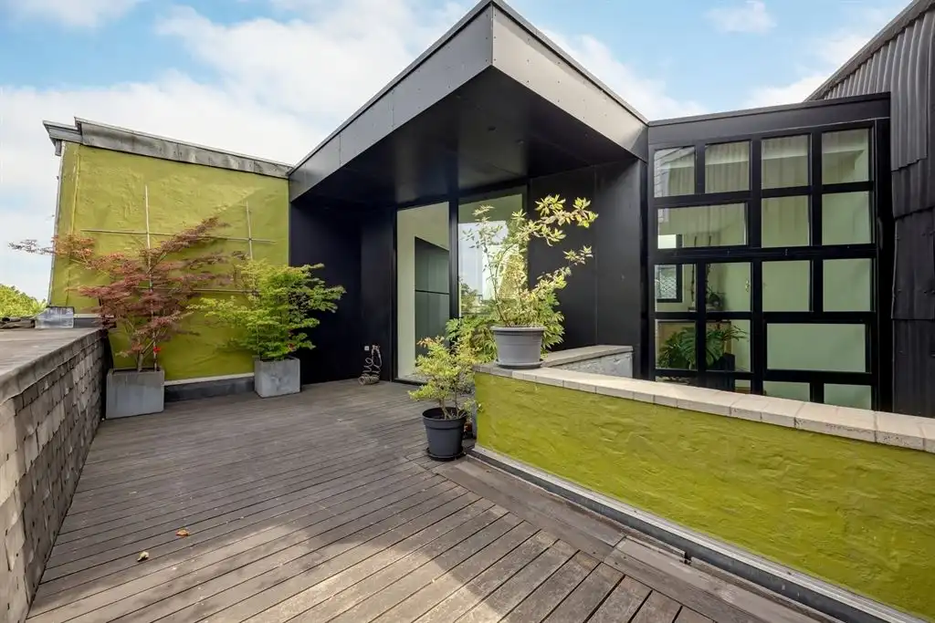 Unieke woning met eclectische gevels en dakterras foto 3
