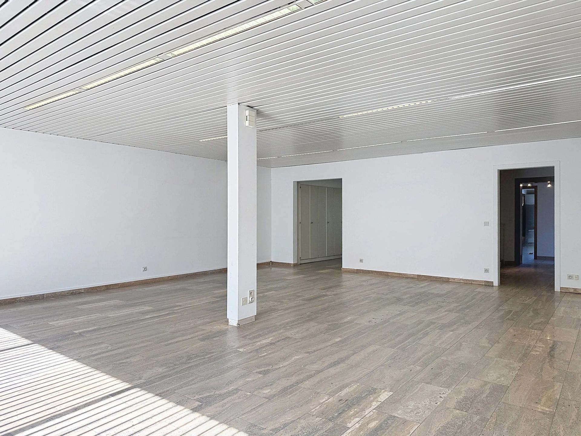 Ruim kantoor met parkeerplaatsen foto 5