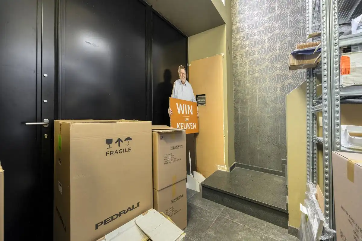HIGH-END COMMERCIEEL GEBOUW OP BAANLOCATIE MET RUIME PRIVE PARKING foto 13