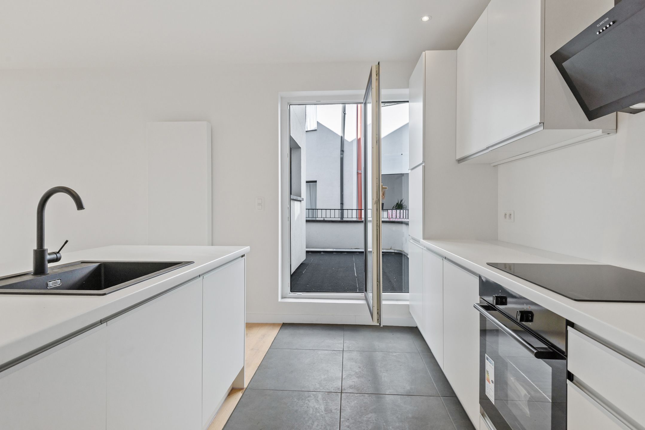Gerenoveerd 1 slaapkamer appartement met terras te koop foto {{pictureIndex}}