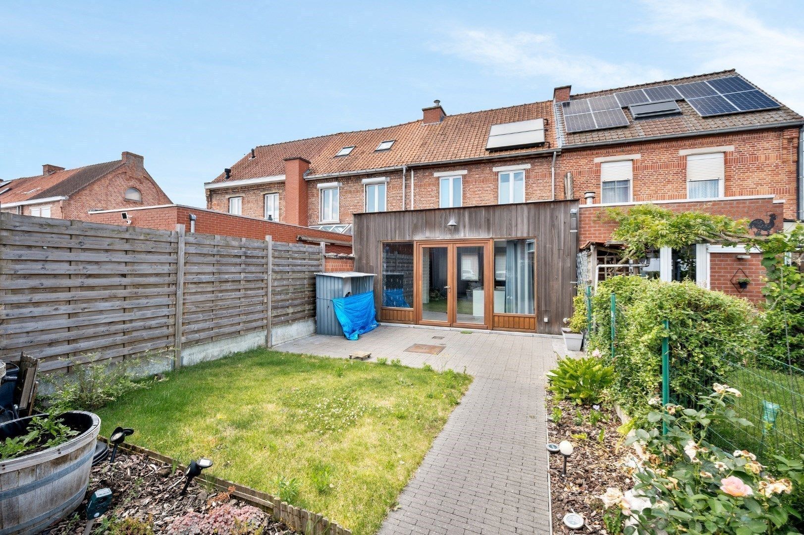 Kwalitatief gerenoveerde rijwoning met tuin, 3 slaapkamers en 2 badkamers op toplocatie in Menen foto 11