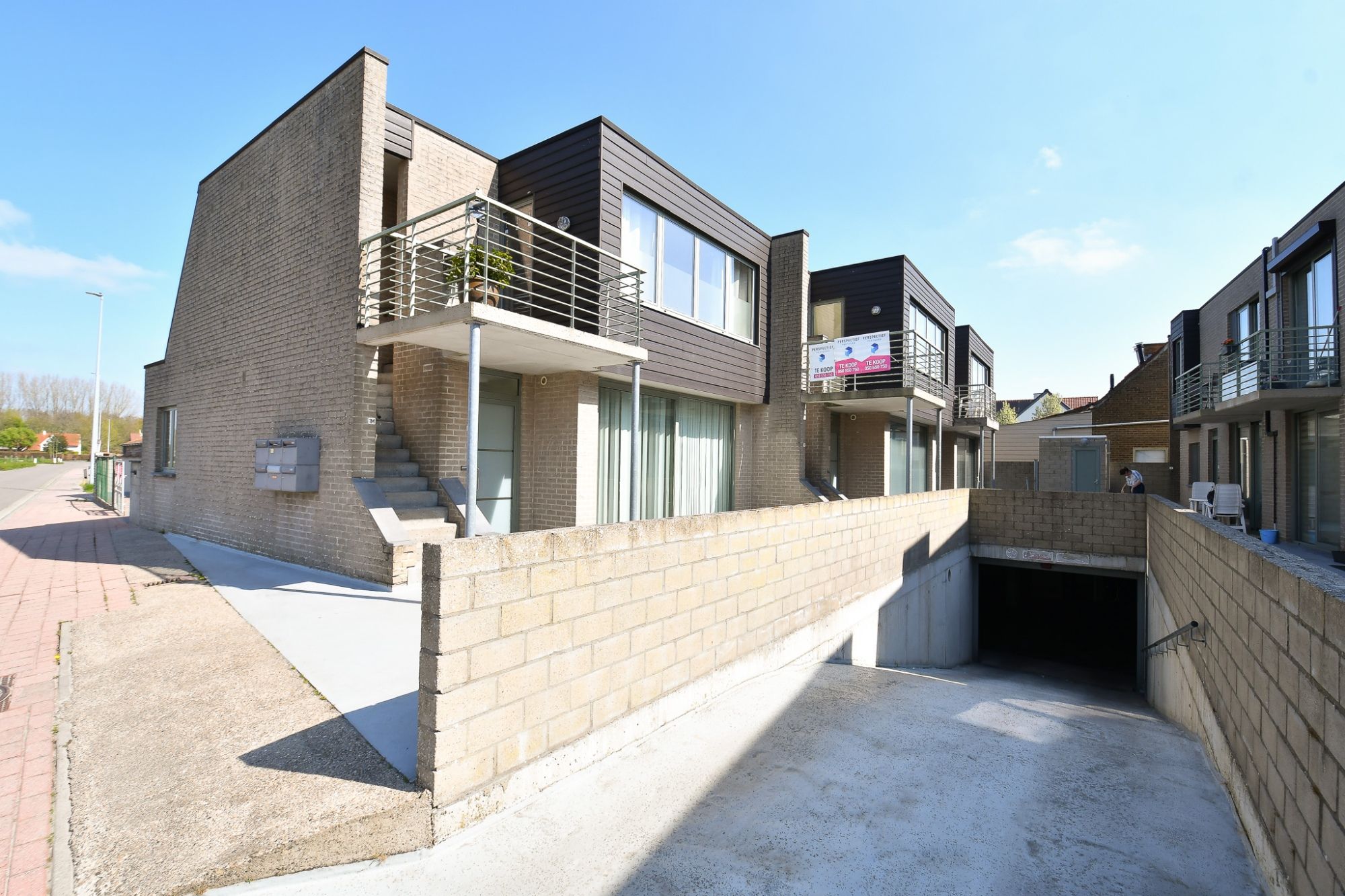 INSTAPKLAAR 2 slaapkamer appartement met terras incl. AUTOSTAANPLAATS en kelder foto 2