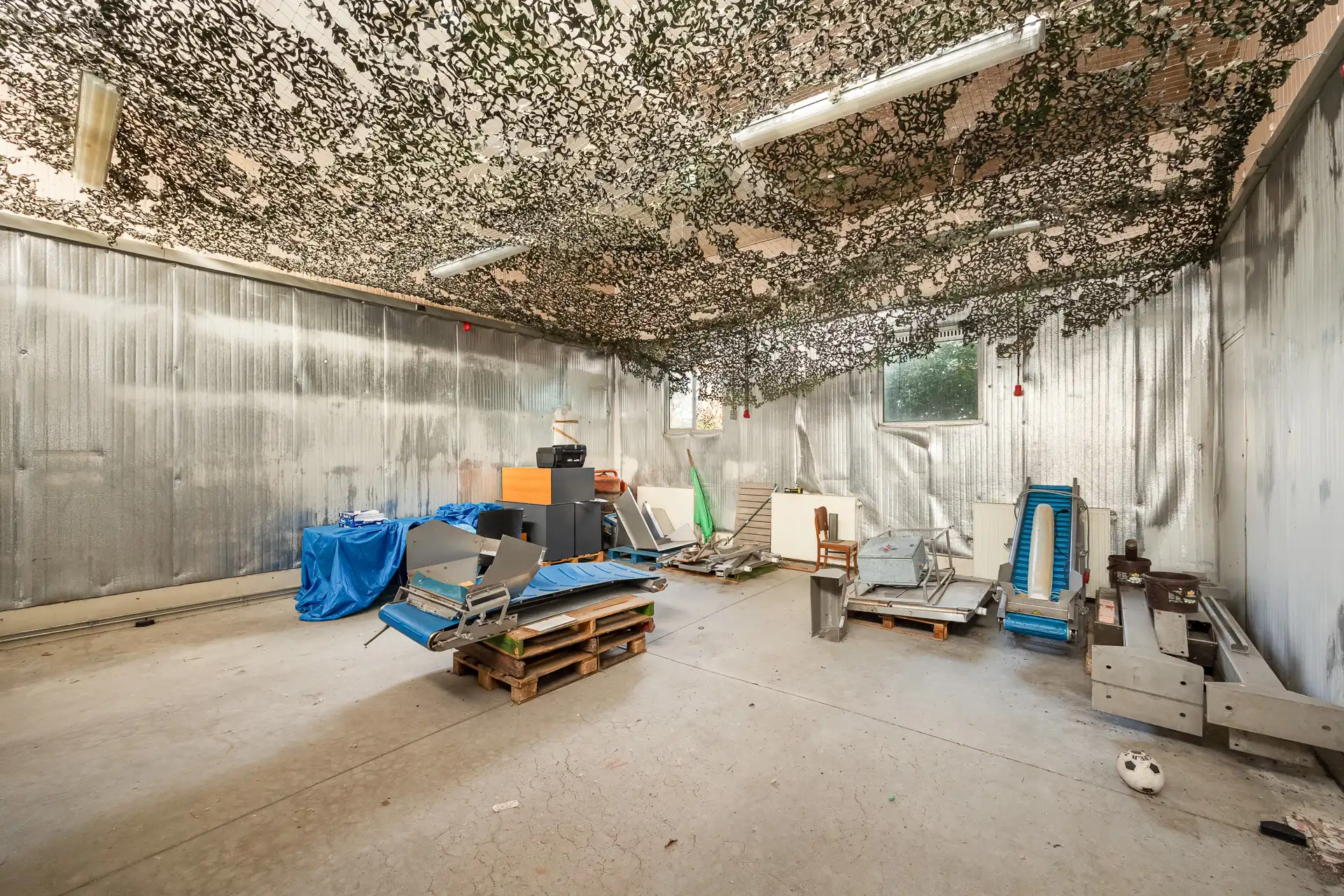 Ruime villa met garage en zwembad + bouwgrond + 2 magazijnen foto 17