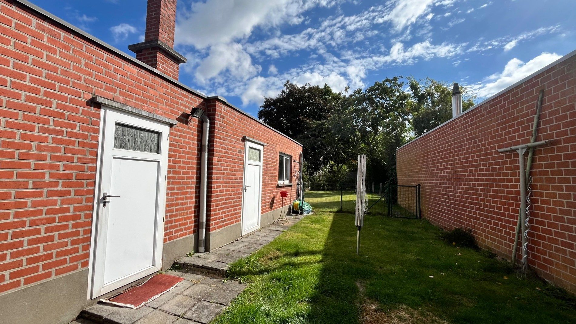 Grote woning met 3 kamers, garage en zongerichte tuin foto 2
