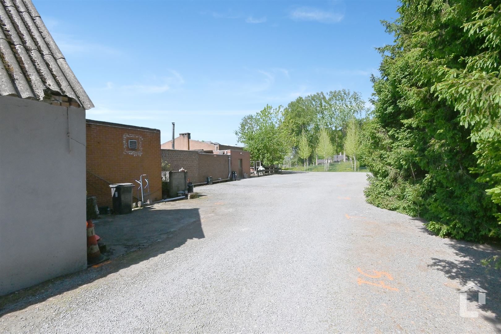 Handelspand met feestzaal op prachtig terrein met bos foto 14