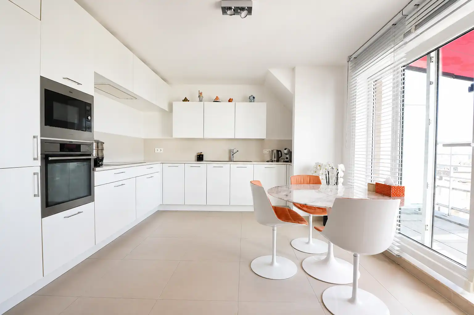 Instapklaar 2-slaapkamerappartement (112 m²) met 2 grote terrassen (11 m²), vlakbij station, winkelstraten en Zeedijk. foto 5