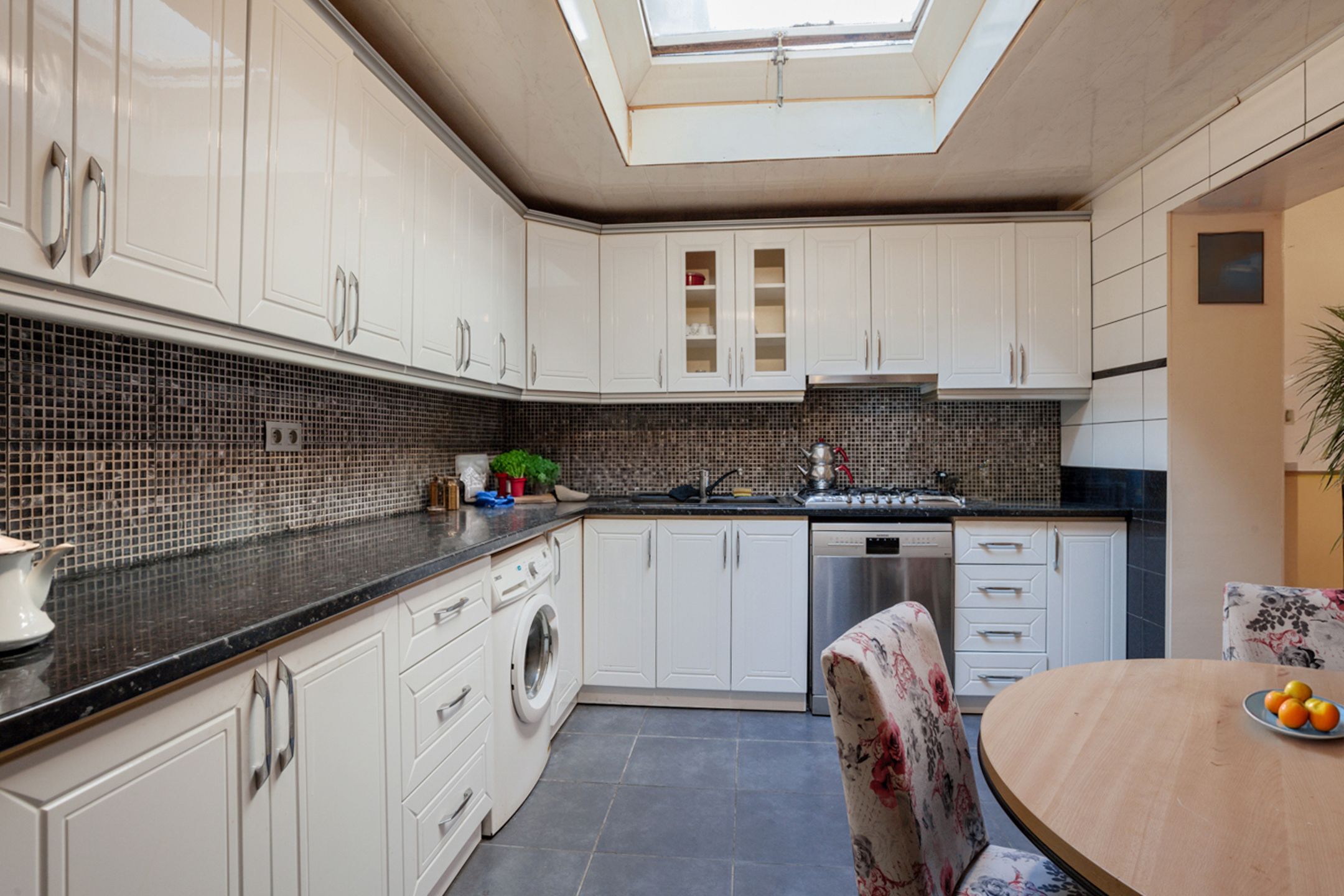 Ruime woning met 4 slaapkamers op bruisende locatie foto 8